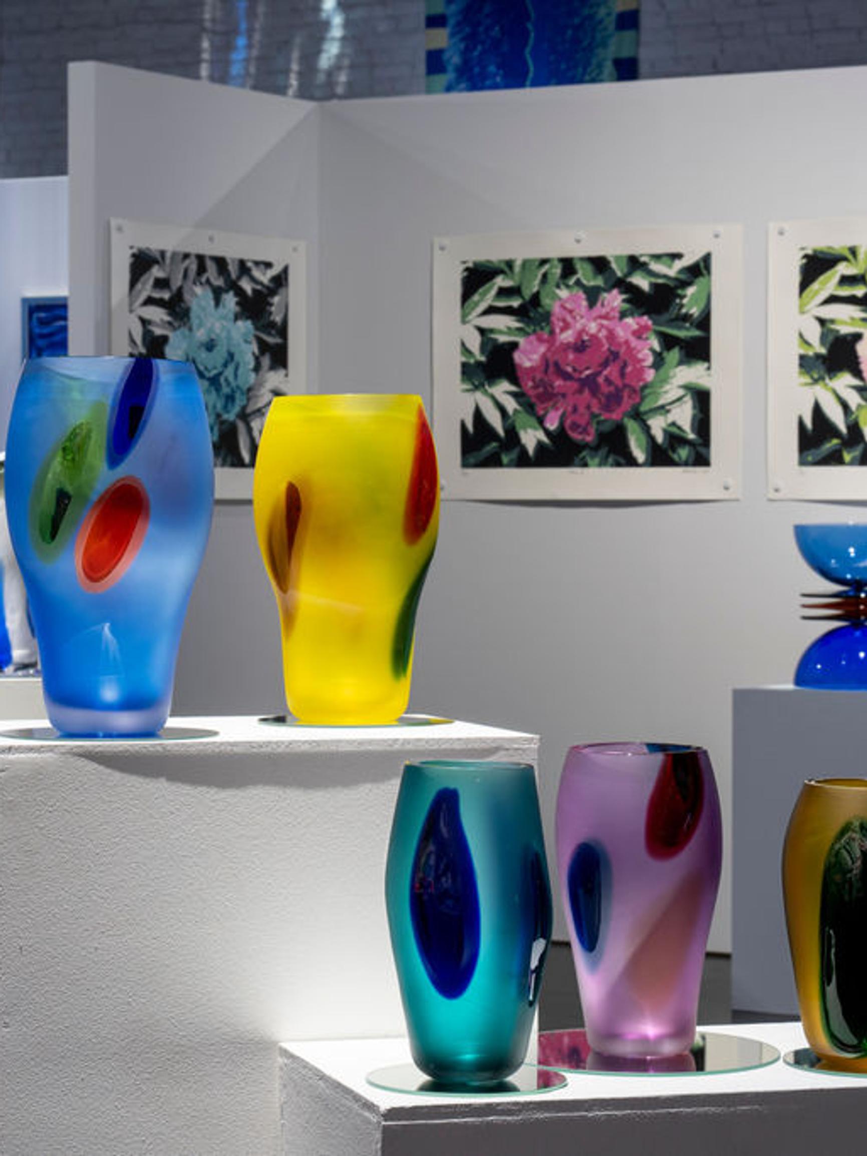 Yllättävä käänne! Kurkista, miten tulevaisuuden taidelasiaarteet valmistuvat monitaituri Markku Pirin näyttelyyn 