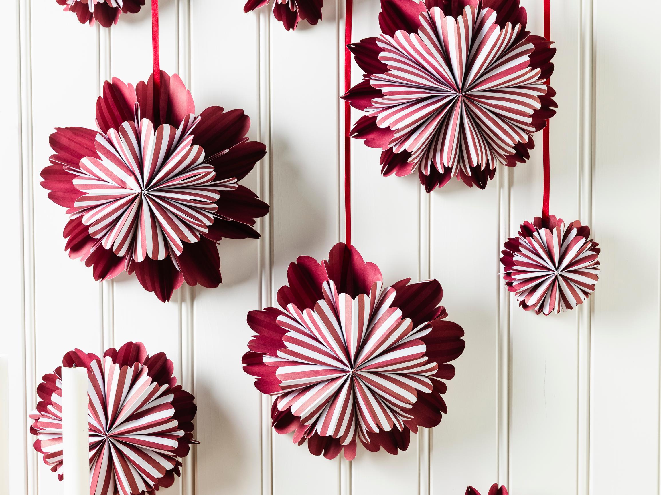 Näyttävä joulupaperikukka on helppo tehdä lahjapaperista – katso ohje!