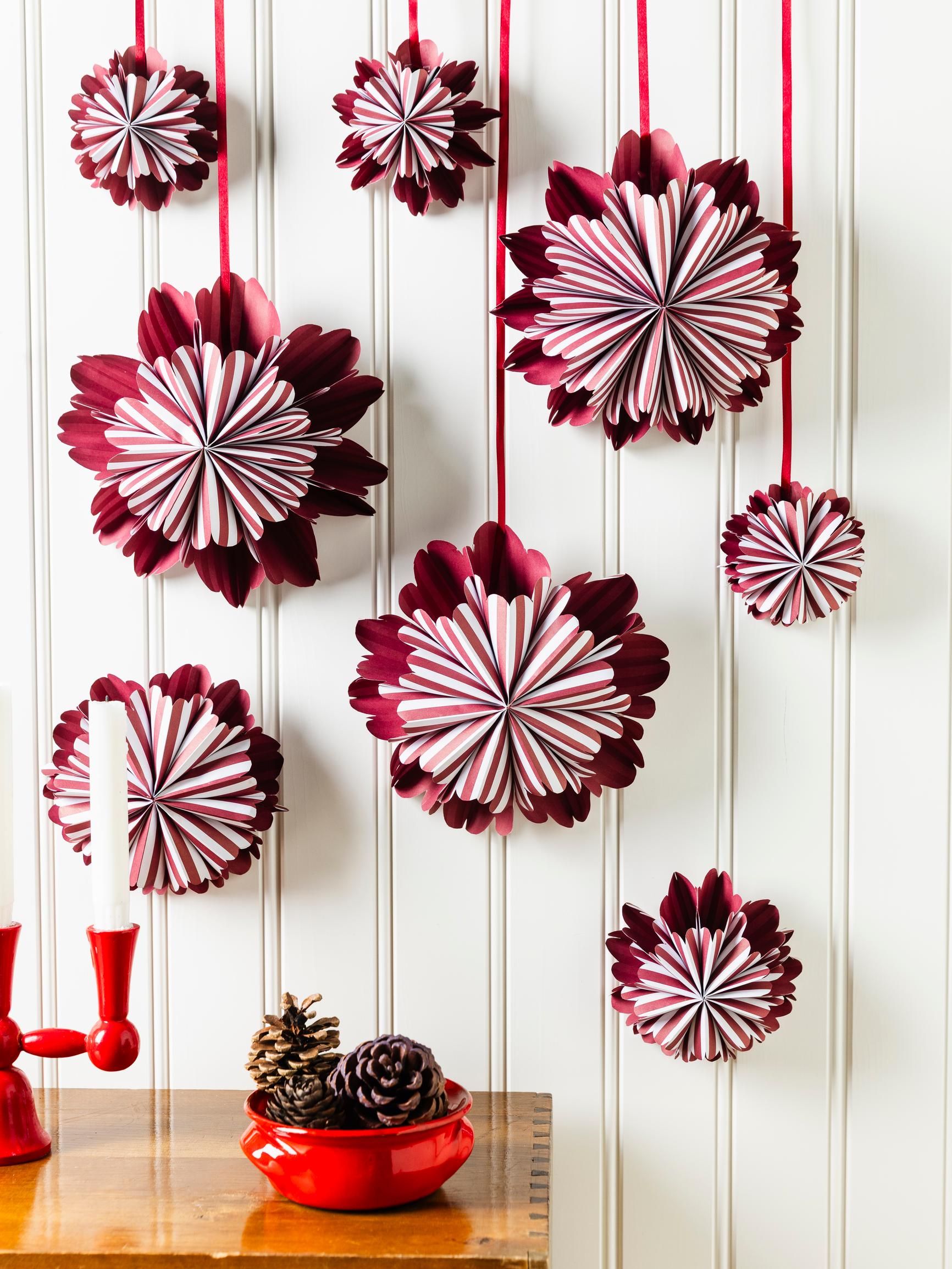 Näyttävä joulupaperikukka on helppo tehdä lahjapaperista – katso ohje!