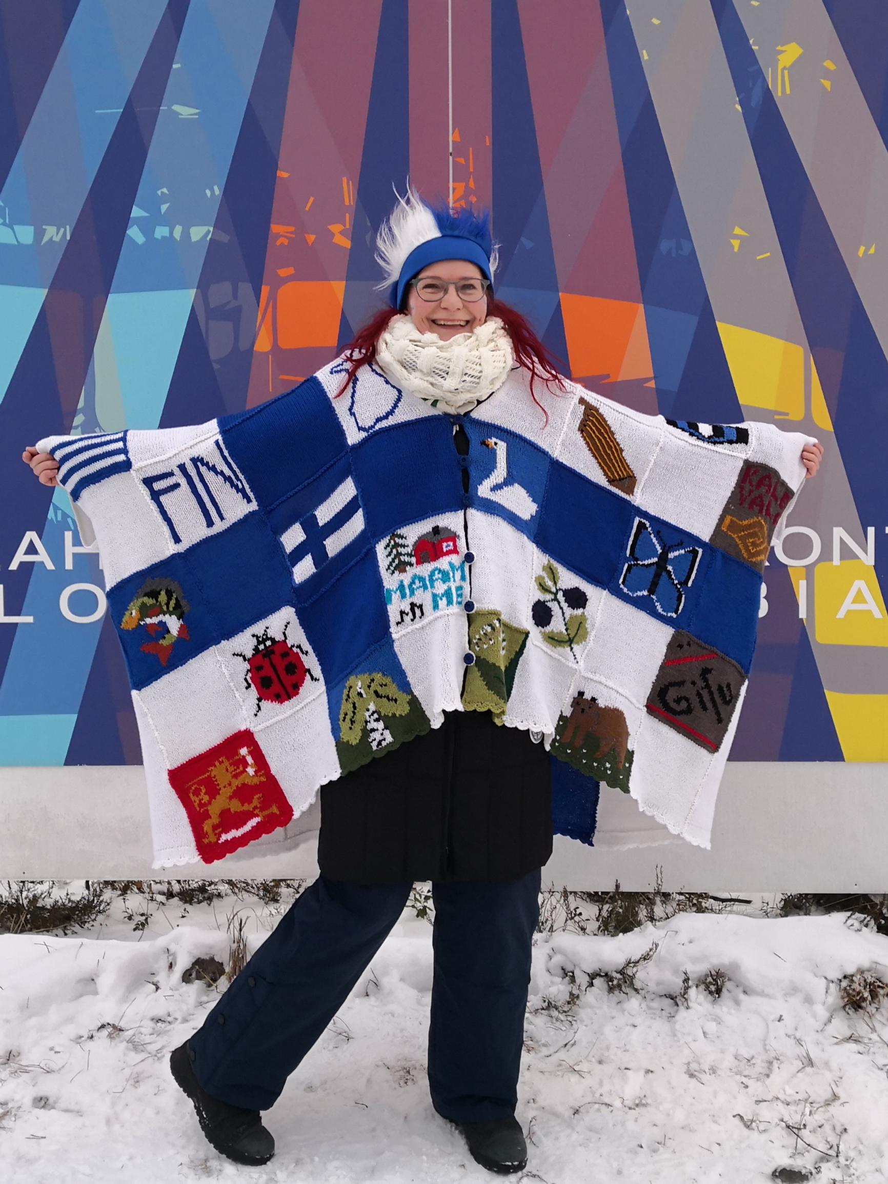 Marjaana neuloi hiihtokatsomoon riemastuttavan viitan, josta voi bongata Suomi-aiheiset kuviot: ”Kiirehän siinä tuli”