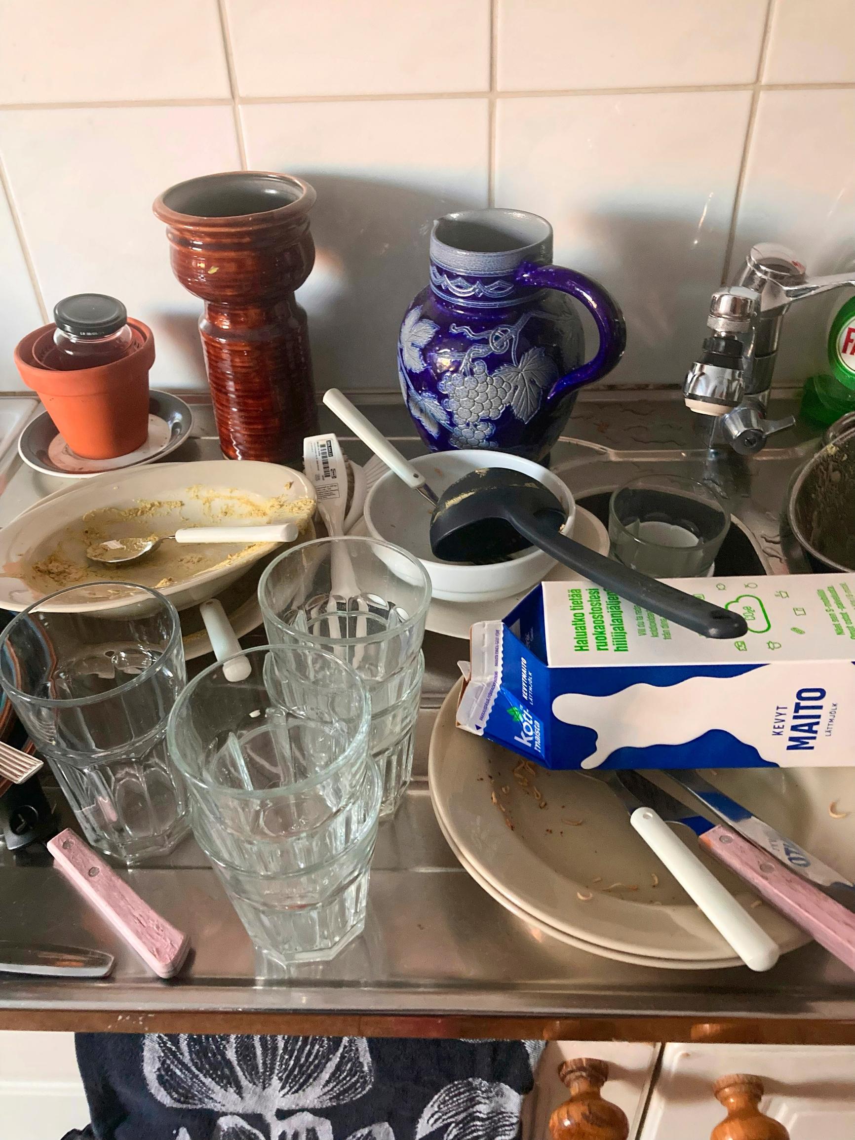 tiskipöytä täynnä likaisia astioita