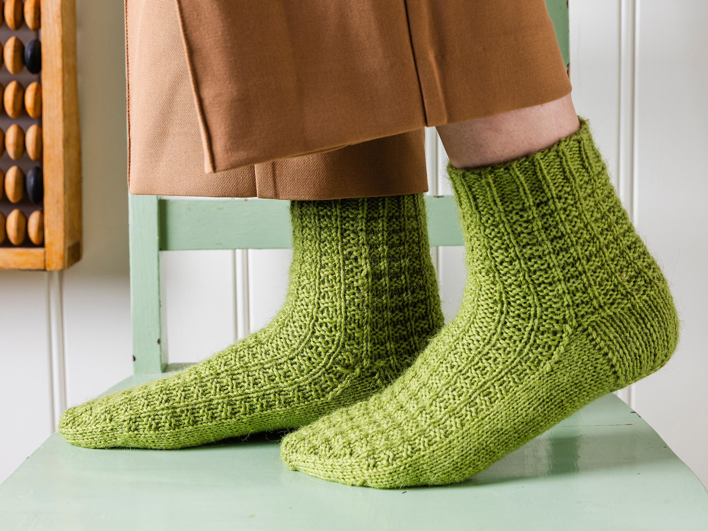 Vohvelisukat – helppo pintaneule syntyy oikeilla ja nurjilla silmukoilla