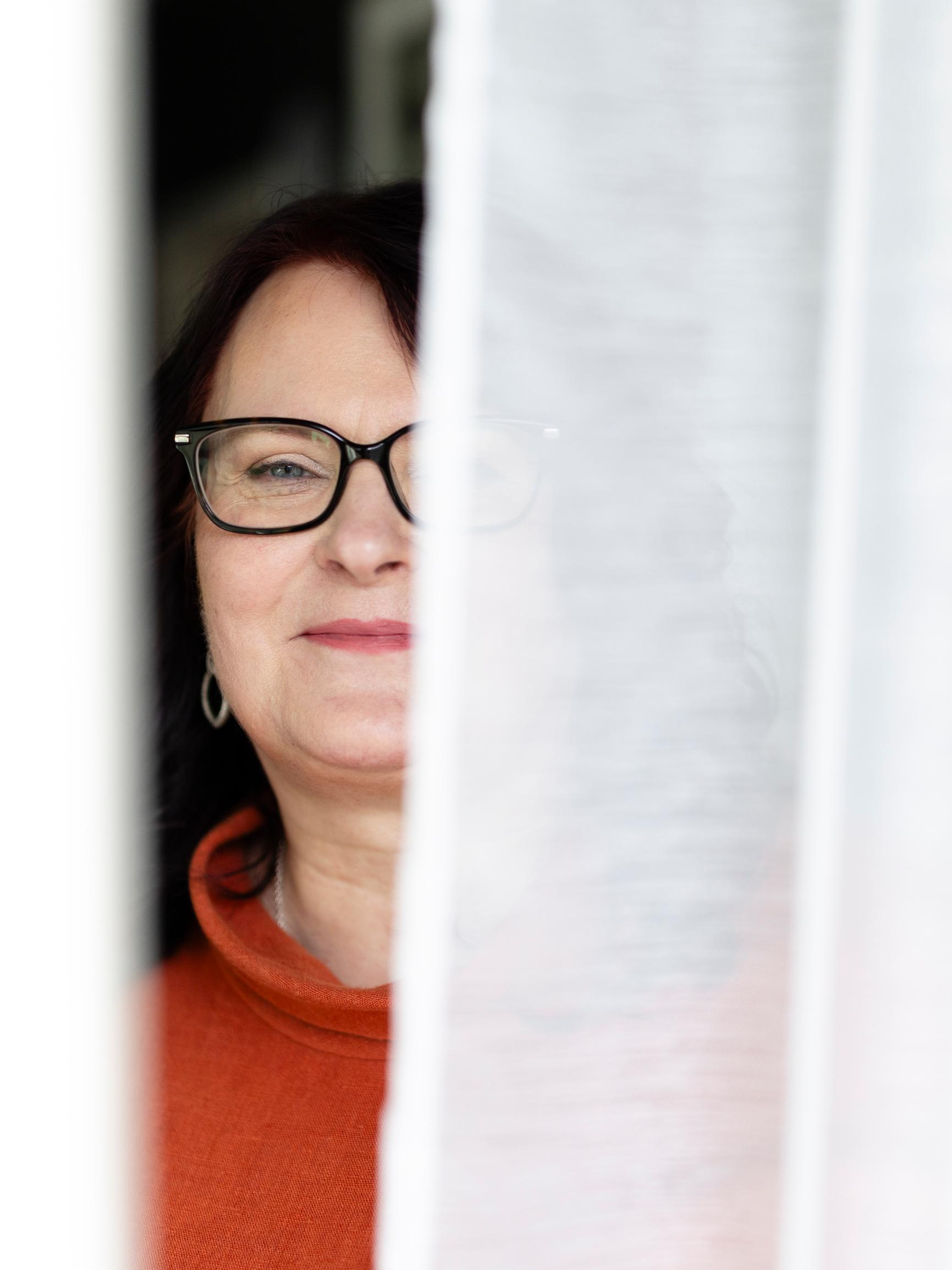 Turvaton lapsuus alkoholistiäidin kanssa jätti Sariin kipeät jäljet: ”Oloni on turvallinen, kun jääkaapissa on ruokaa”