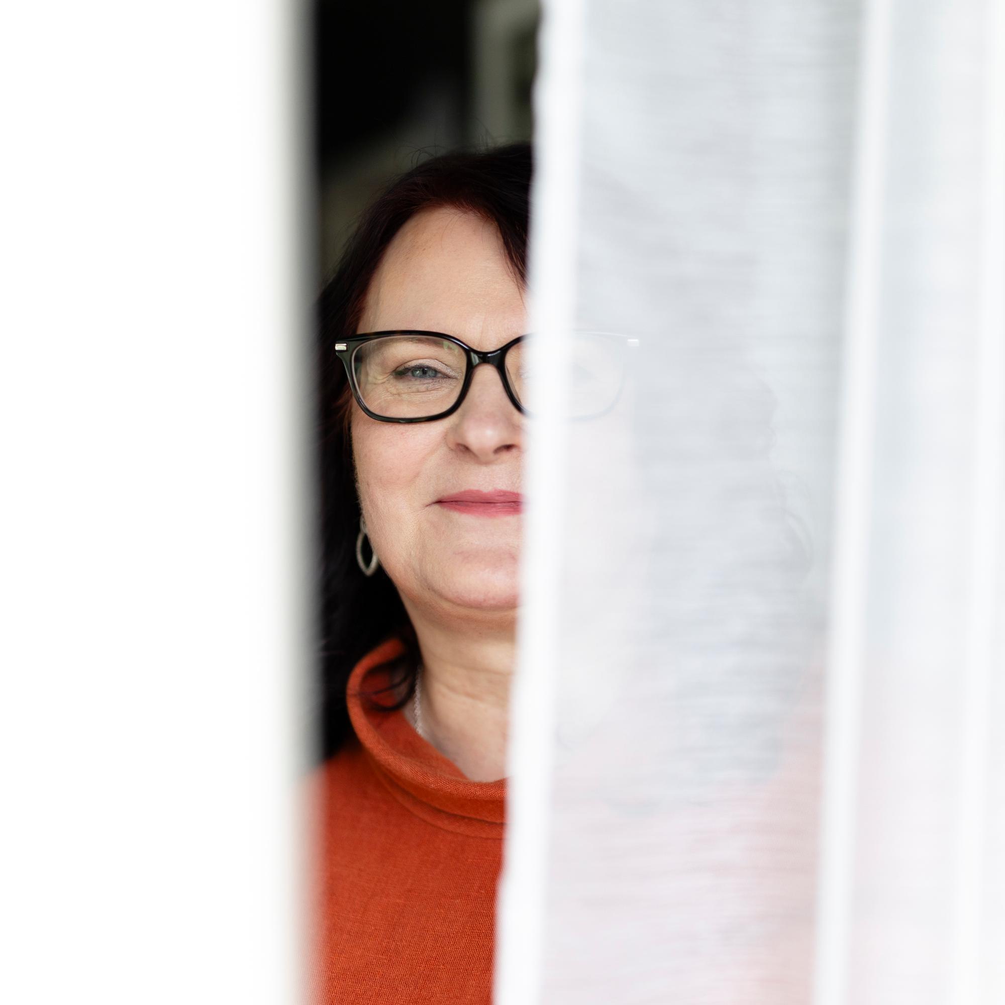 Turvaton lapsuus alkoholistiäidin kanssa jätti Sariin kipeät jäljet: ”Oloni on turvallinen, kun jääkaapissa on ruokaa”