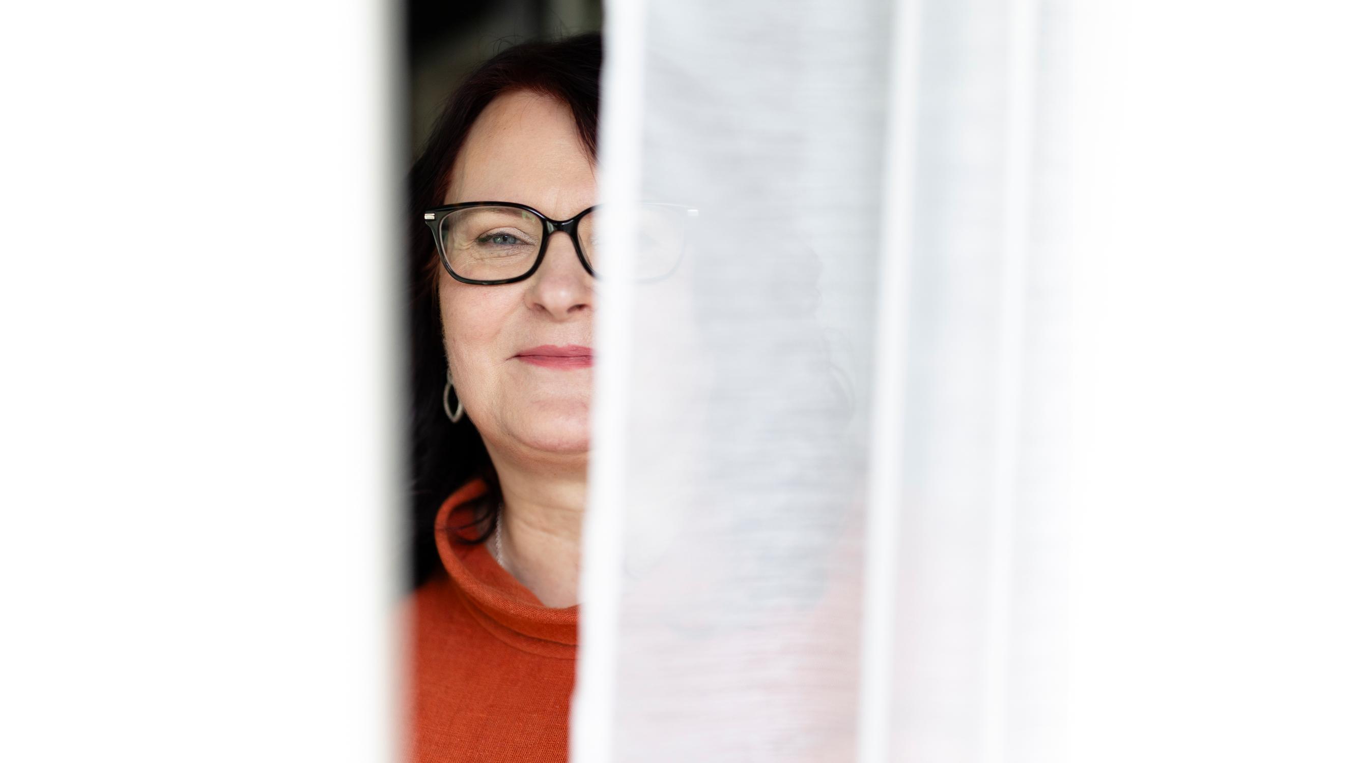 Turvaton lapsuus alkoholistiäidin kanssa jätti Sariin kipeät jäljet: ”Oloni on turvallinen, kun jääkaapissa on ruokaa”