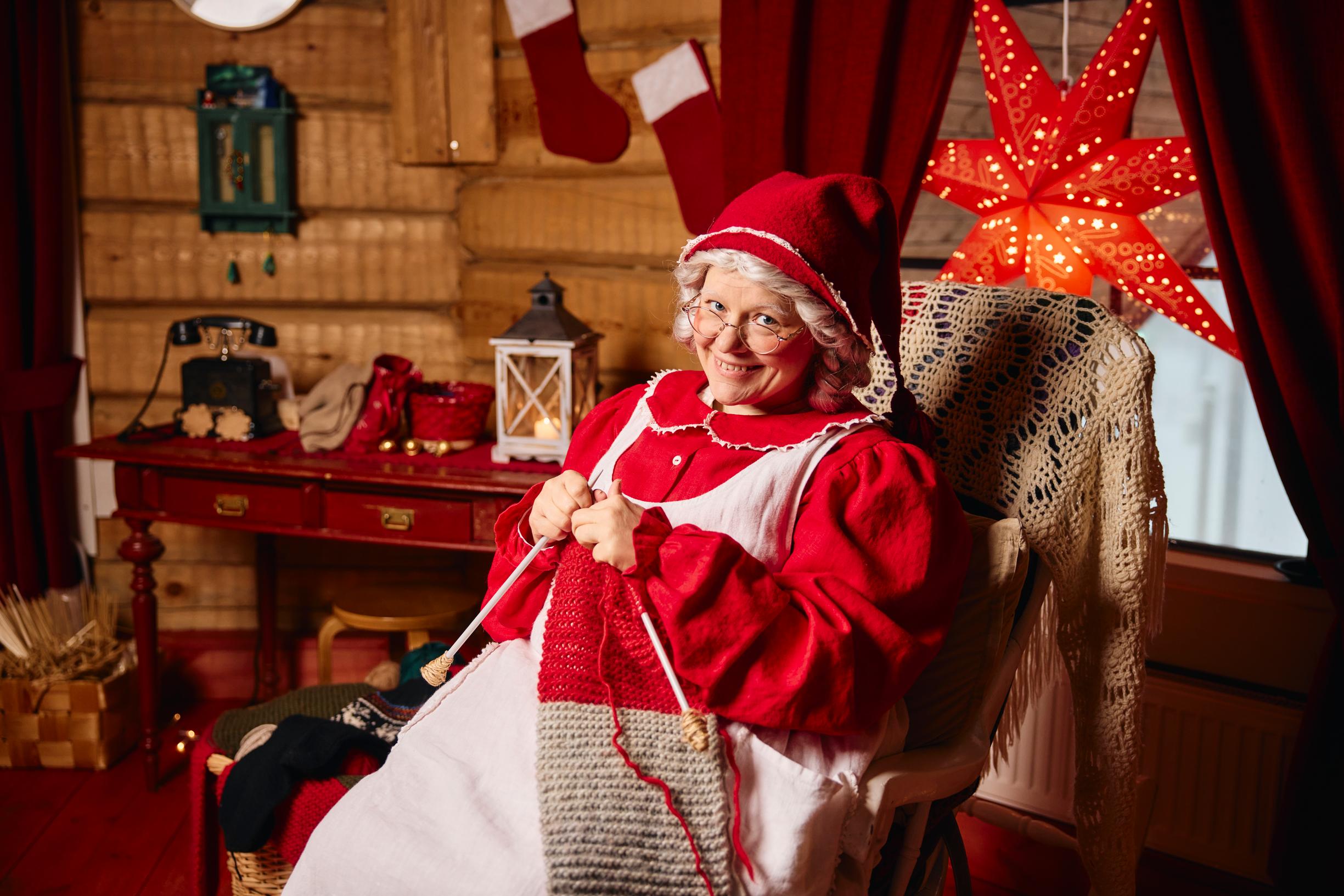 Joulupukin Pajakylä: Joulumuori neuloo