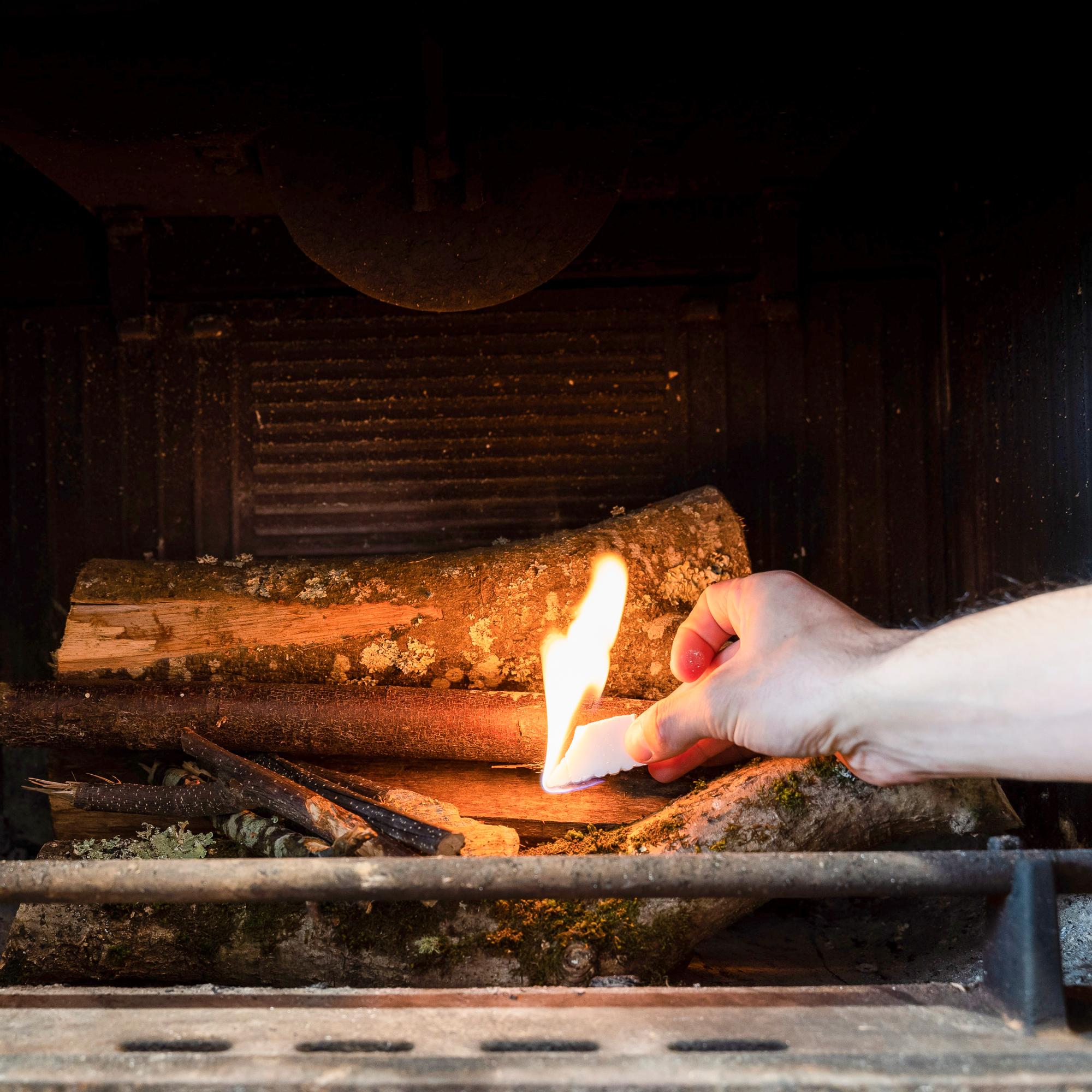 Sytytätkö myrkyillä? Helpolla vilkaisulla tarkistat, ovatko ostamasi sytytysaineet oikeasti ekologisia – katso, mitä etsiä!