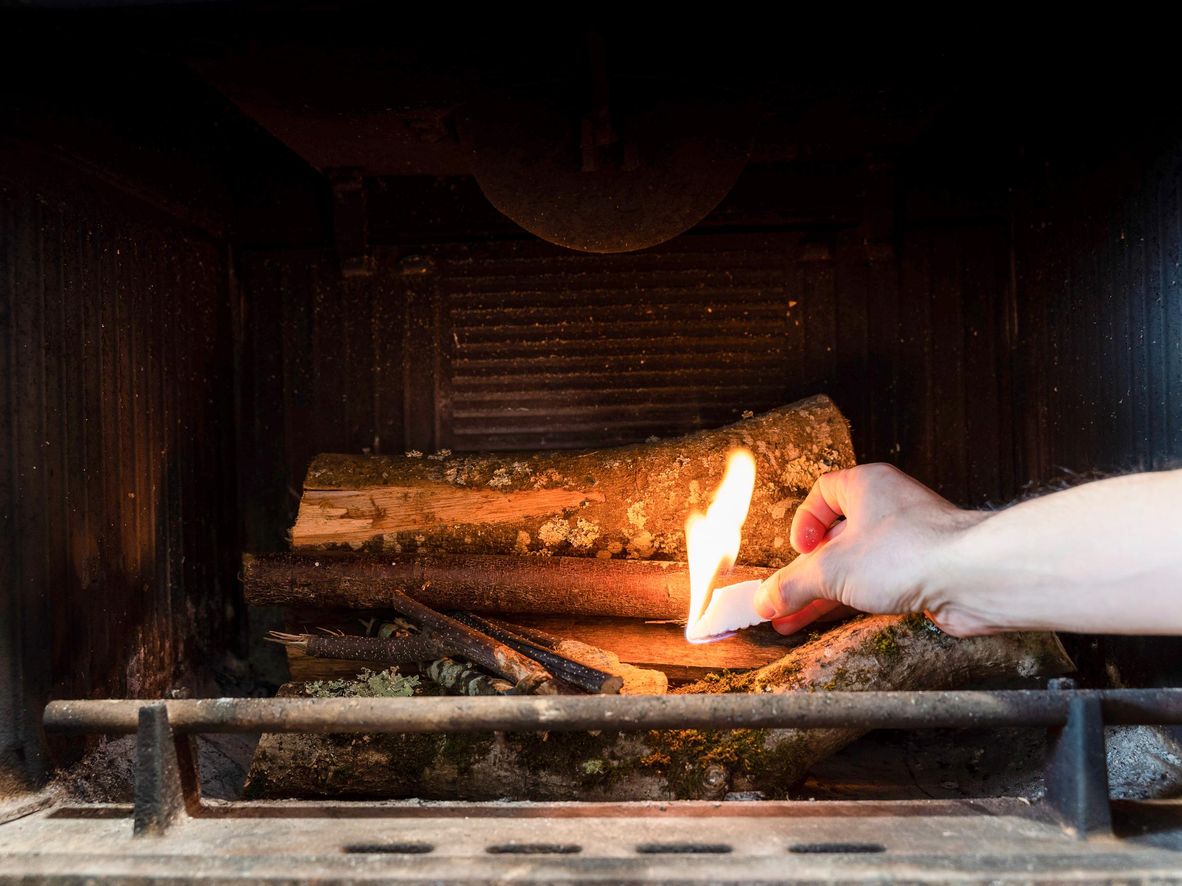 Sytytätkö myrkyillä? Helpolla vilkaisulla tarkistat, ovatko ostamasi sytytysaineet oikeasti ekologisia – katso, mitä etsiä!