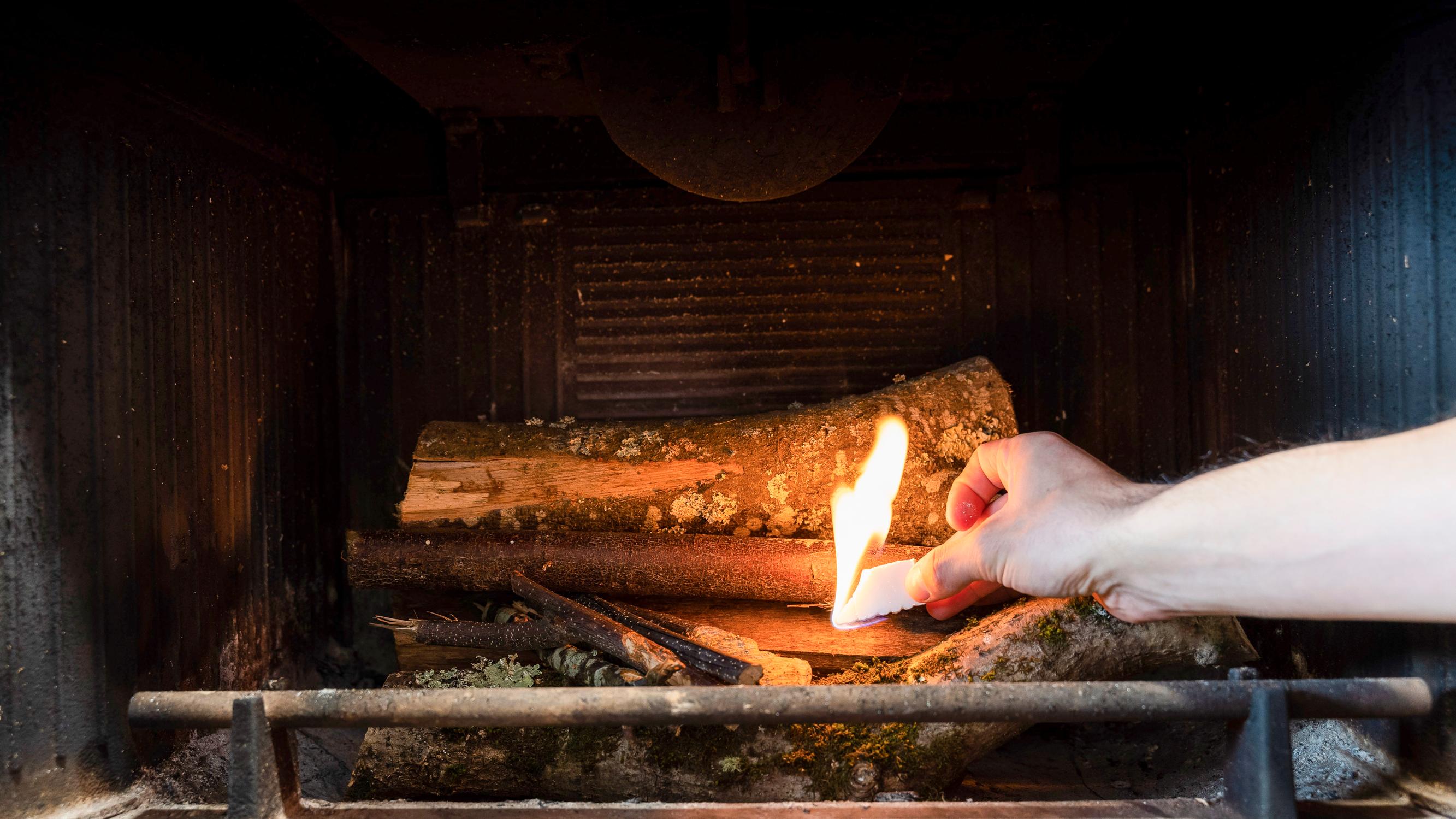 Sytytätkö myrkyillä? Helpolla vilkaisulla tarkistat, ovatko ostamasi sytytysaineet oikeasti ekologisia – katso, mitä etsiä!