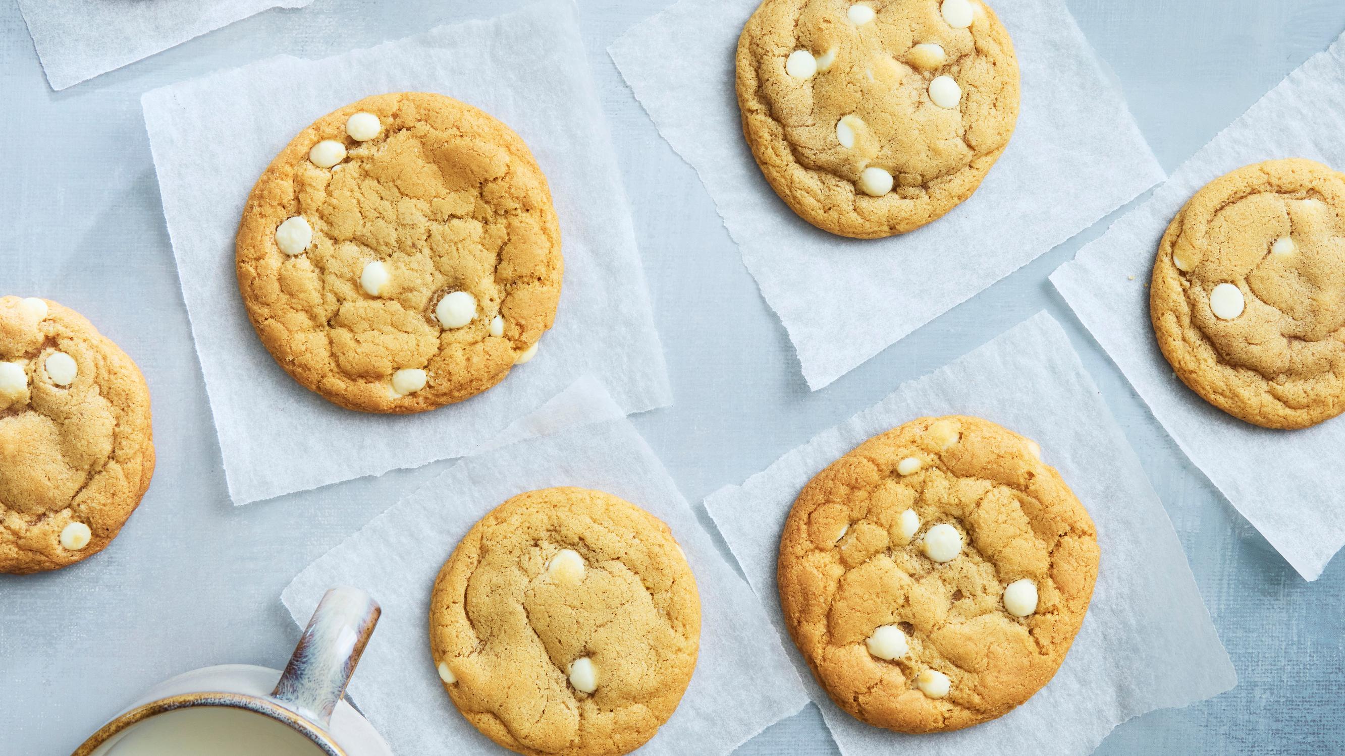 Valkosuklaacookiet, jotka onnistuvat (ja katoavat pelliltä) kerta toisensa jälkeen