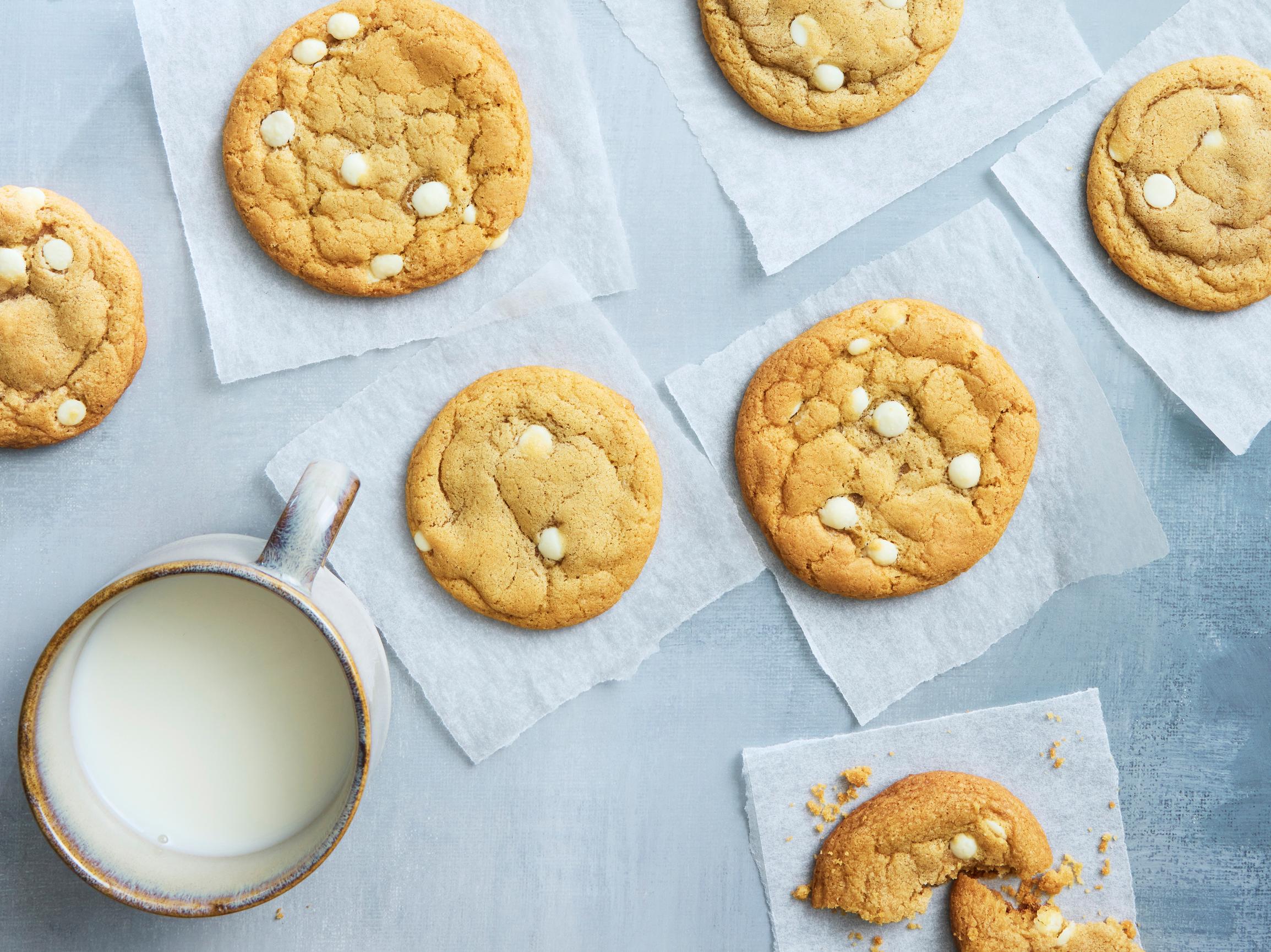Valkosuklaacookiet, jotka onnistuvat (ja katoavat pelliltä) kerta toisensa jälkeen