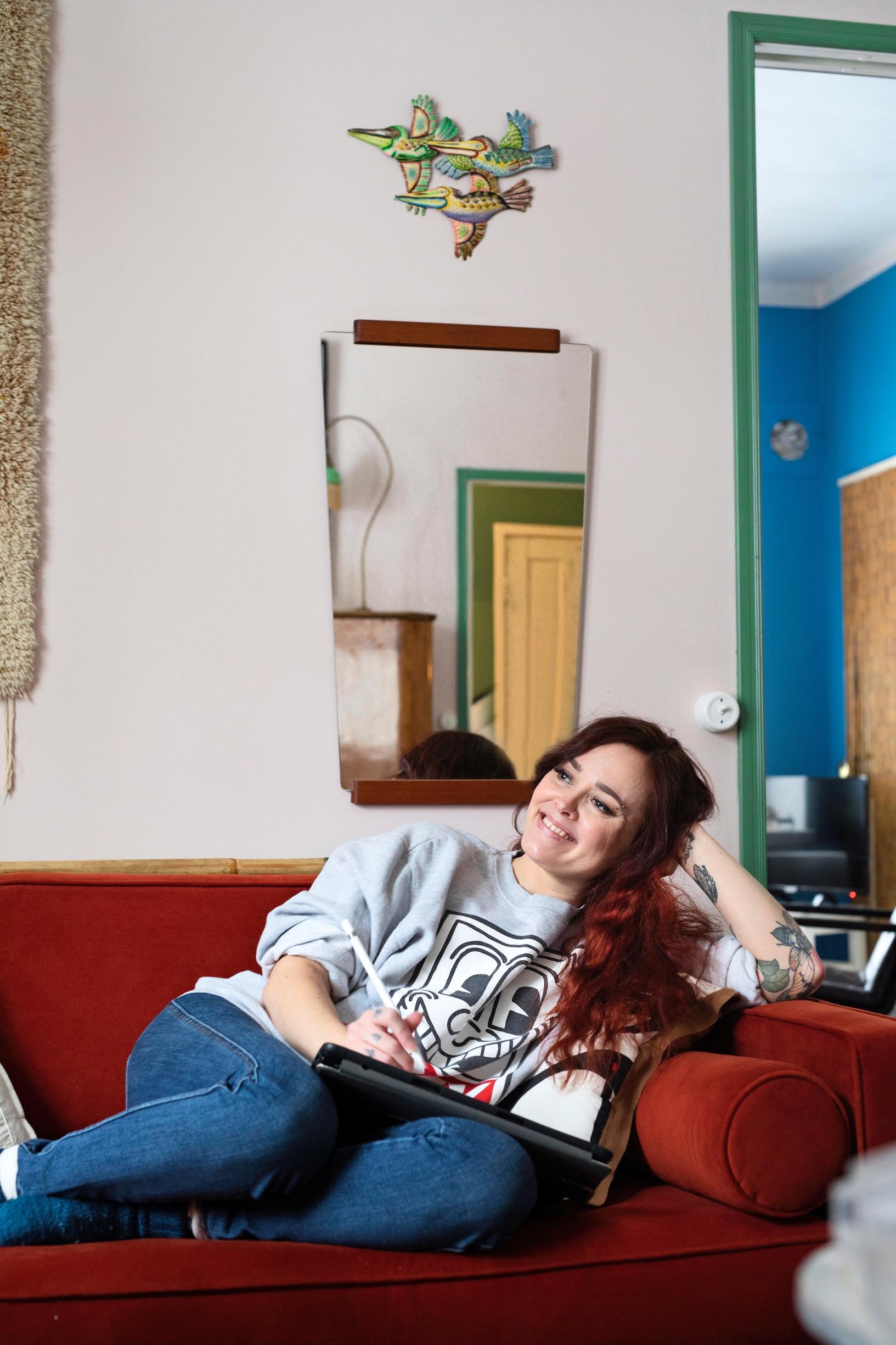 Jenna Kunnas kotisohvalla.