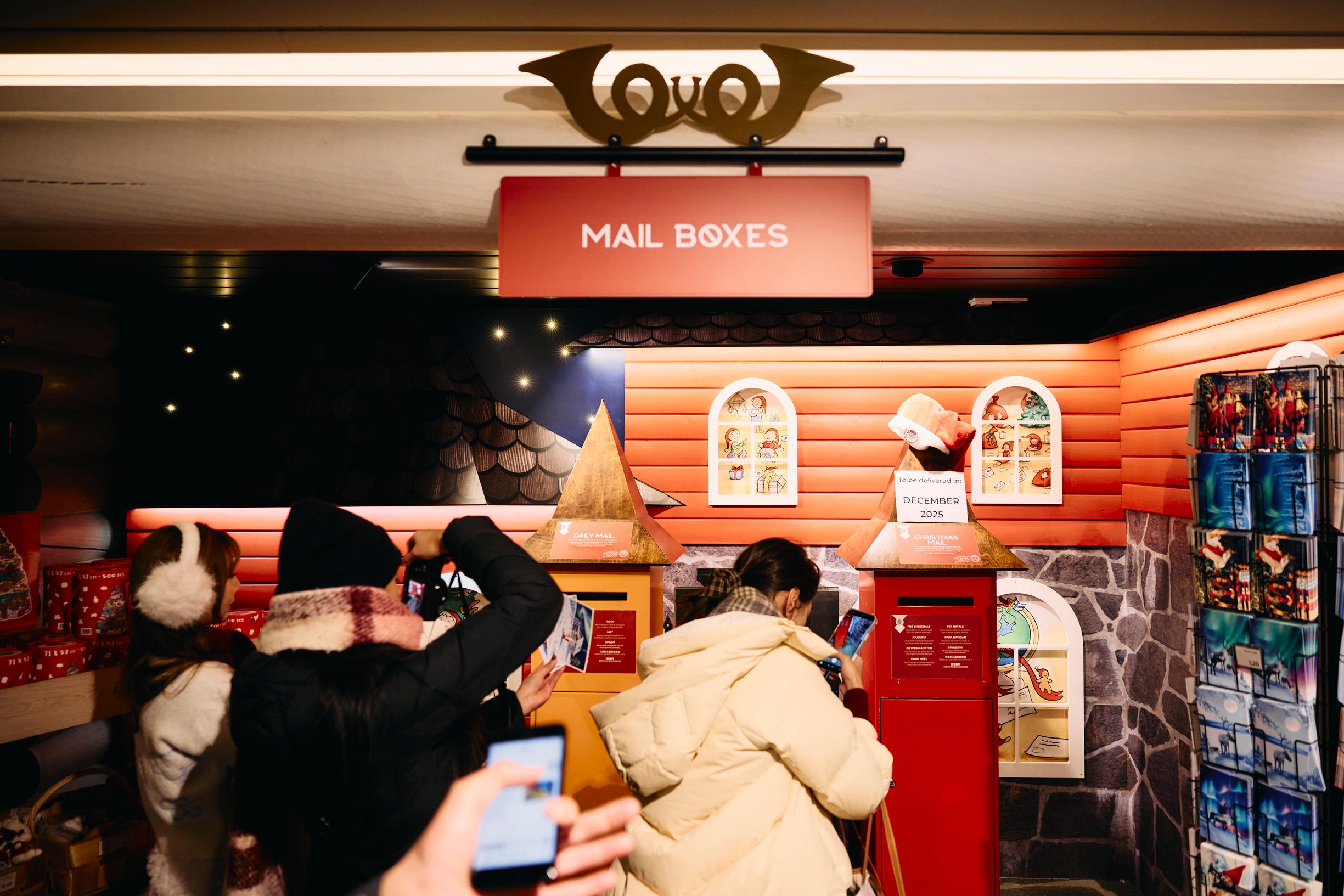 Joulupukin Pajakylä: postilaatikoita