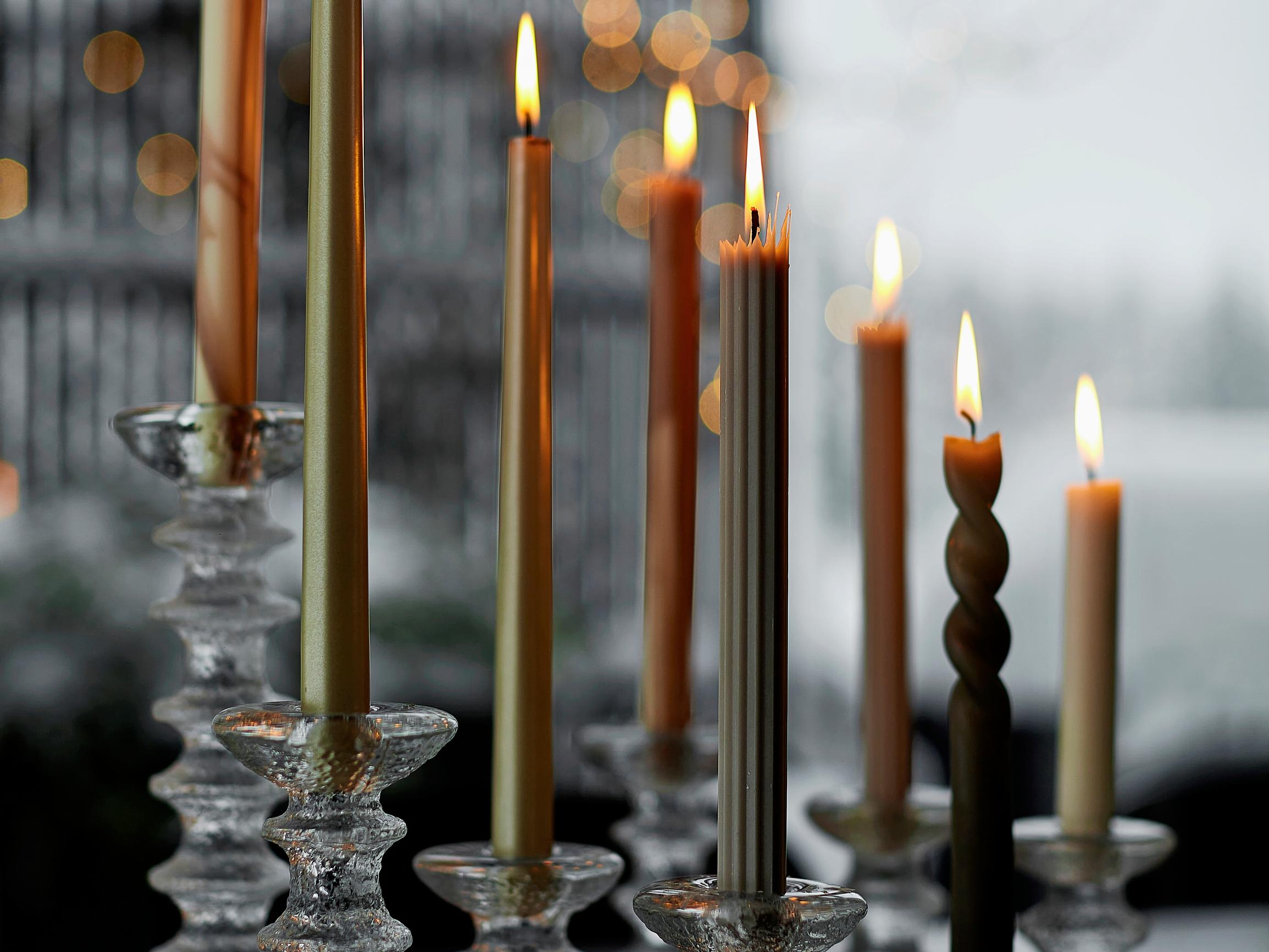 Tämä kikka toimii! Näin saat lasiset kynttilänjalat helposti puhtaiksi ja kirkkaiksi