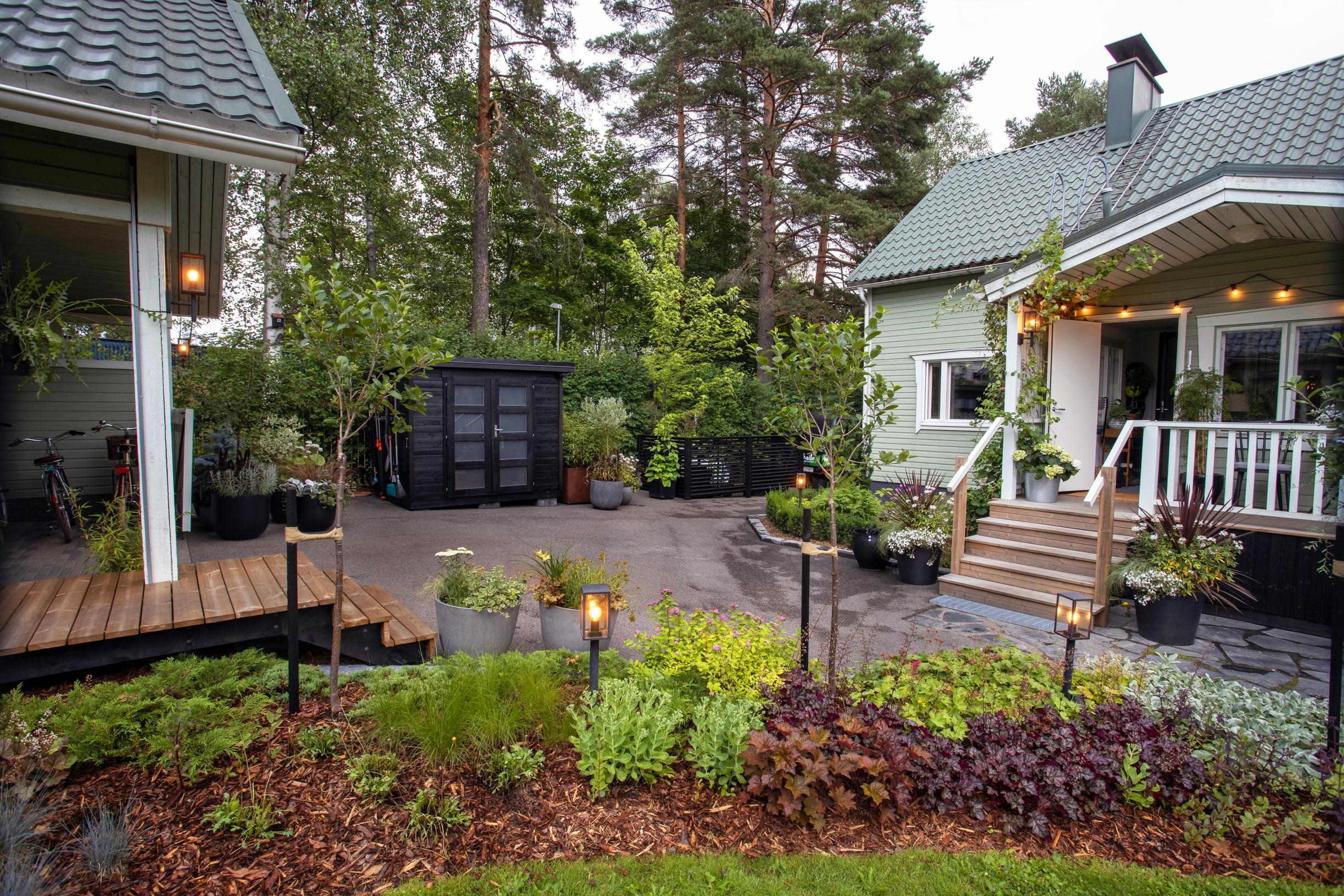 Istutusalue rintamamiestalon edustalla