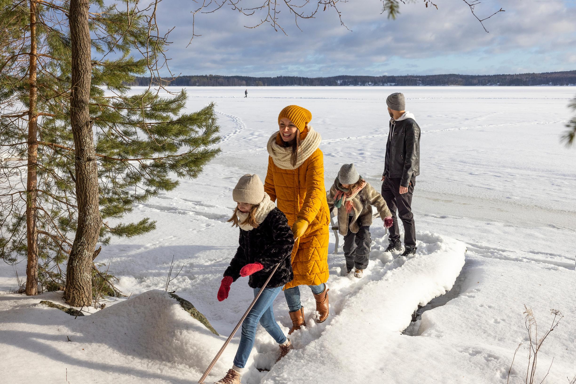 Luomarannan perhe talvisessa rannassa.