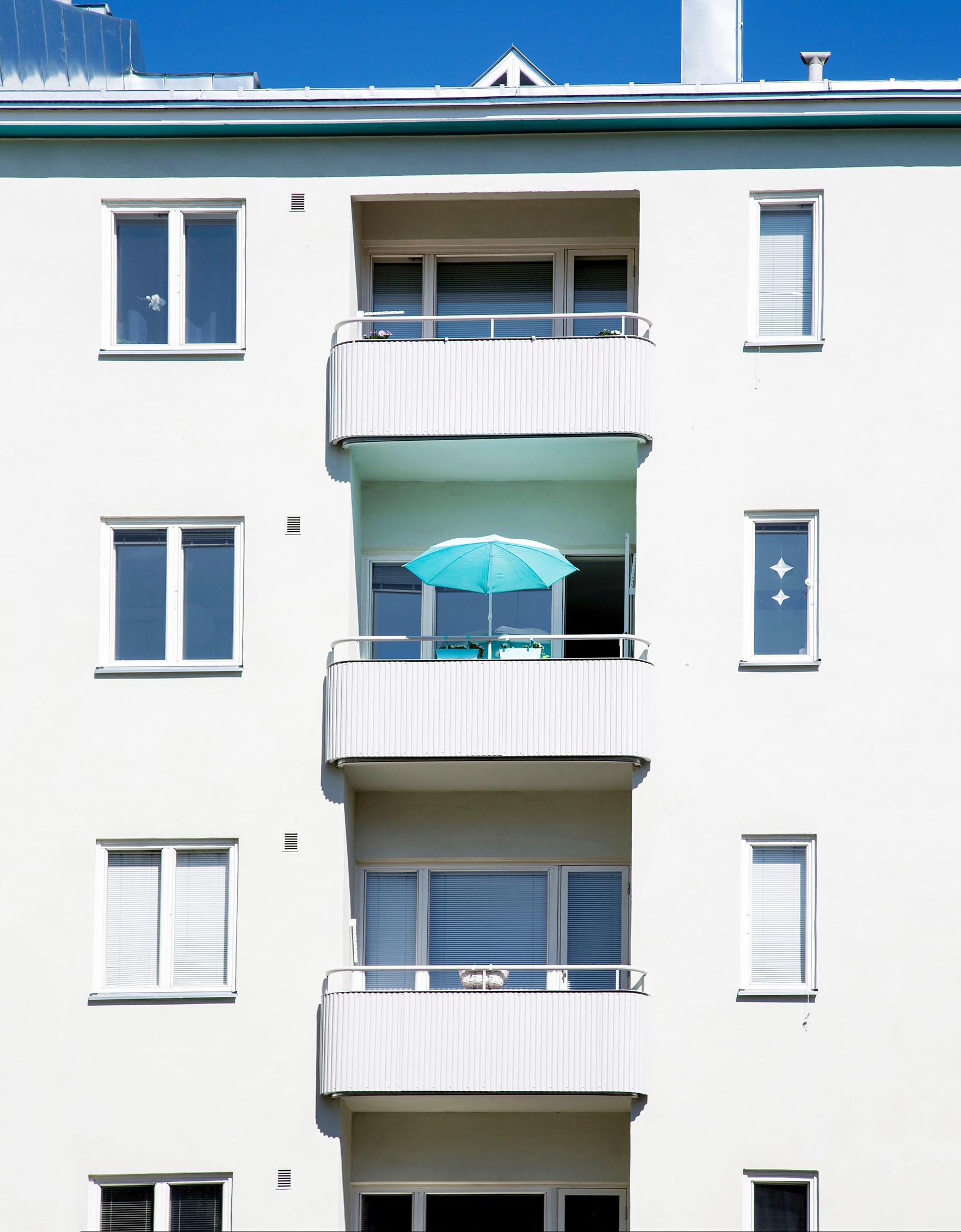 Valoisa kolmio korkeuksissa – "Yksi kotimme rakkaimmista paikoista on parveke"