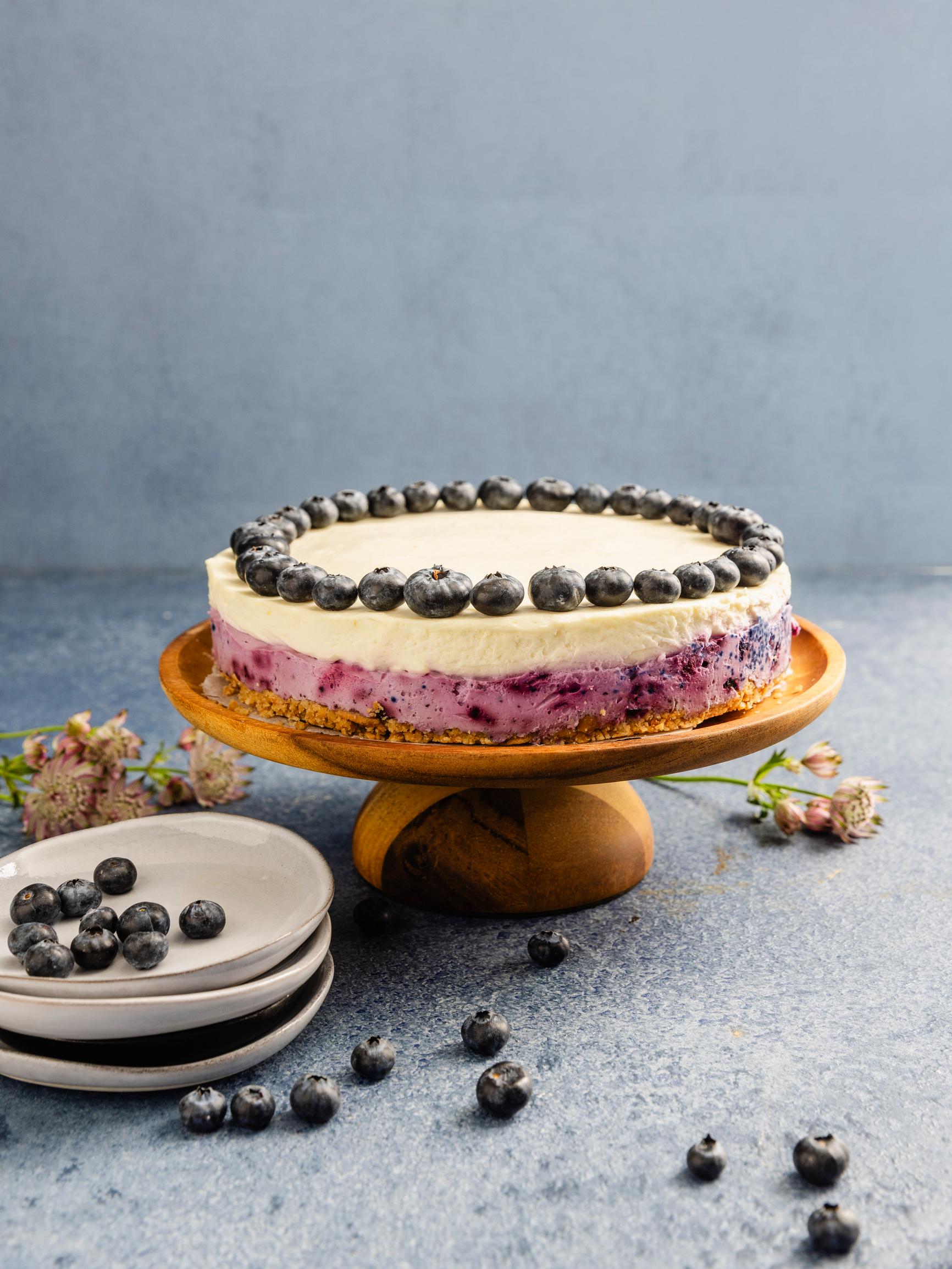 Mustikka-valko­suklaajuustokakku – kahden kerroksen leivonnaisessa on tuplasti makua