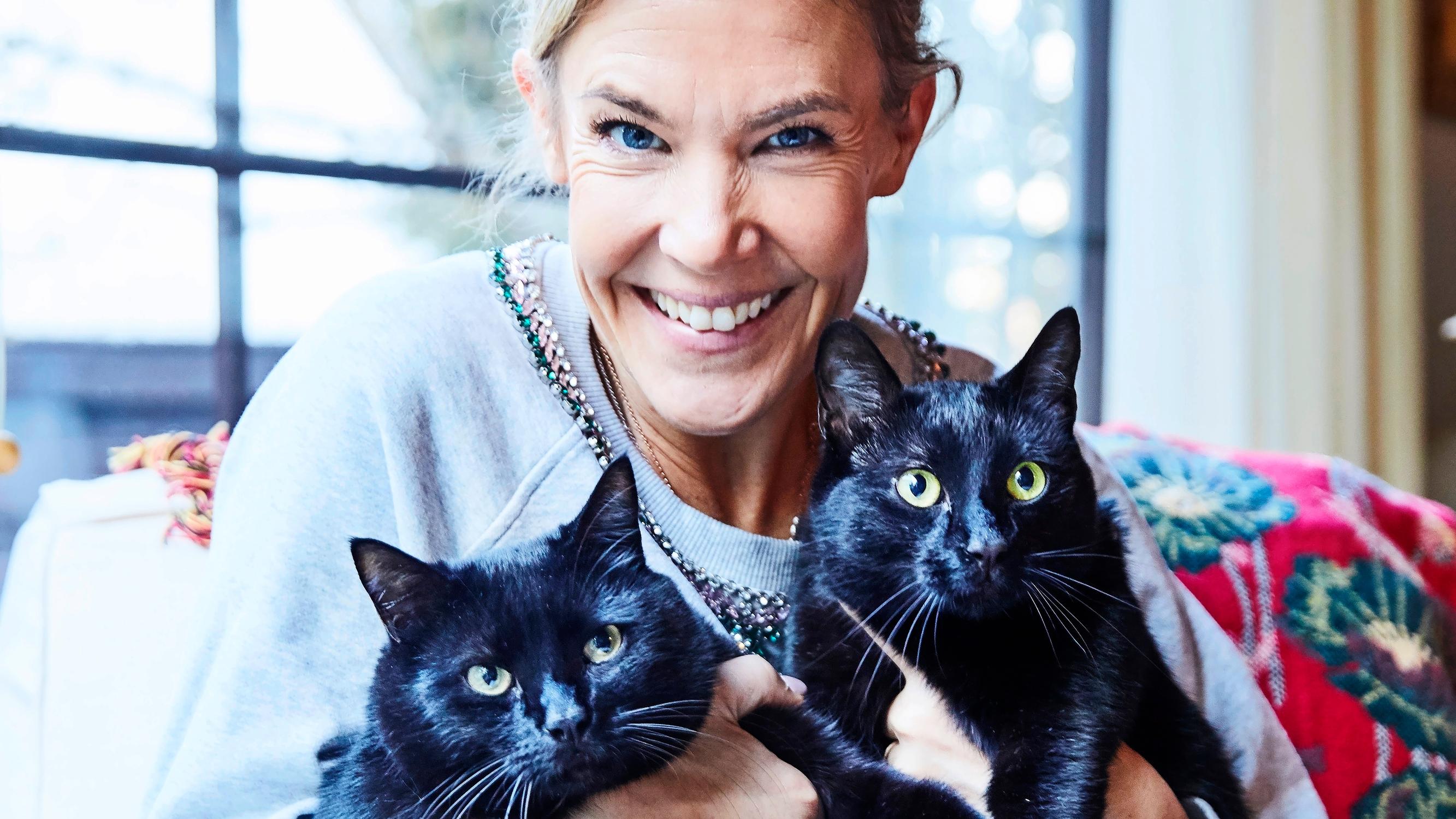 Ella Kannisen kahden kodin paras paikka on iso perhepeti: ”Lapsilleni opetan, että rypyt ihmissuhteissa kuuluvat elämään”