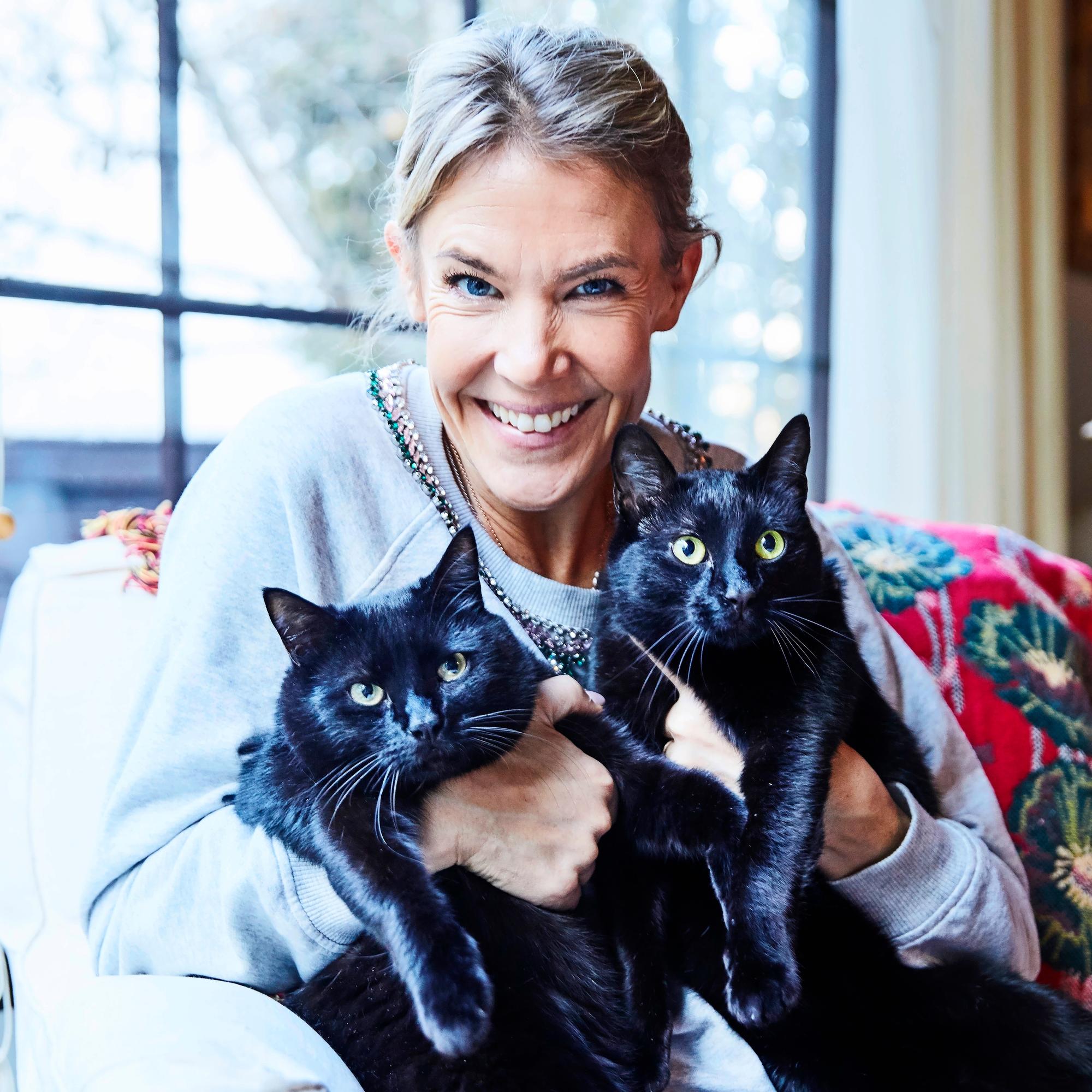 Ella Kannisen kahden kodin paras paikka on iso perhepeti: ”Lapsilleni opetan, että rypyt ihmissuhteissa kuuluvat elämään”