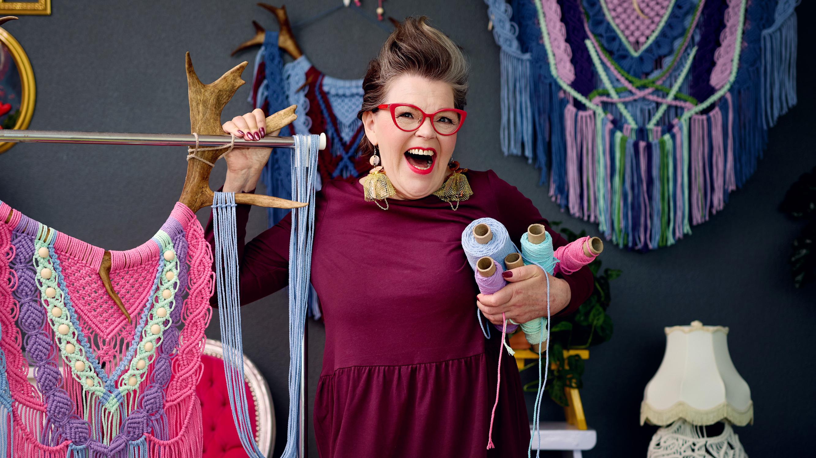 Kotivinkki on lehti oman elämänsä hurahtajille! Tapaa Kirsi, joka keksi yhdistää makrameesolmut ja poronsarvet – ja tekee nyt omannäköistä taidetta 