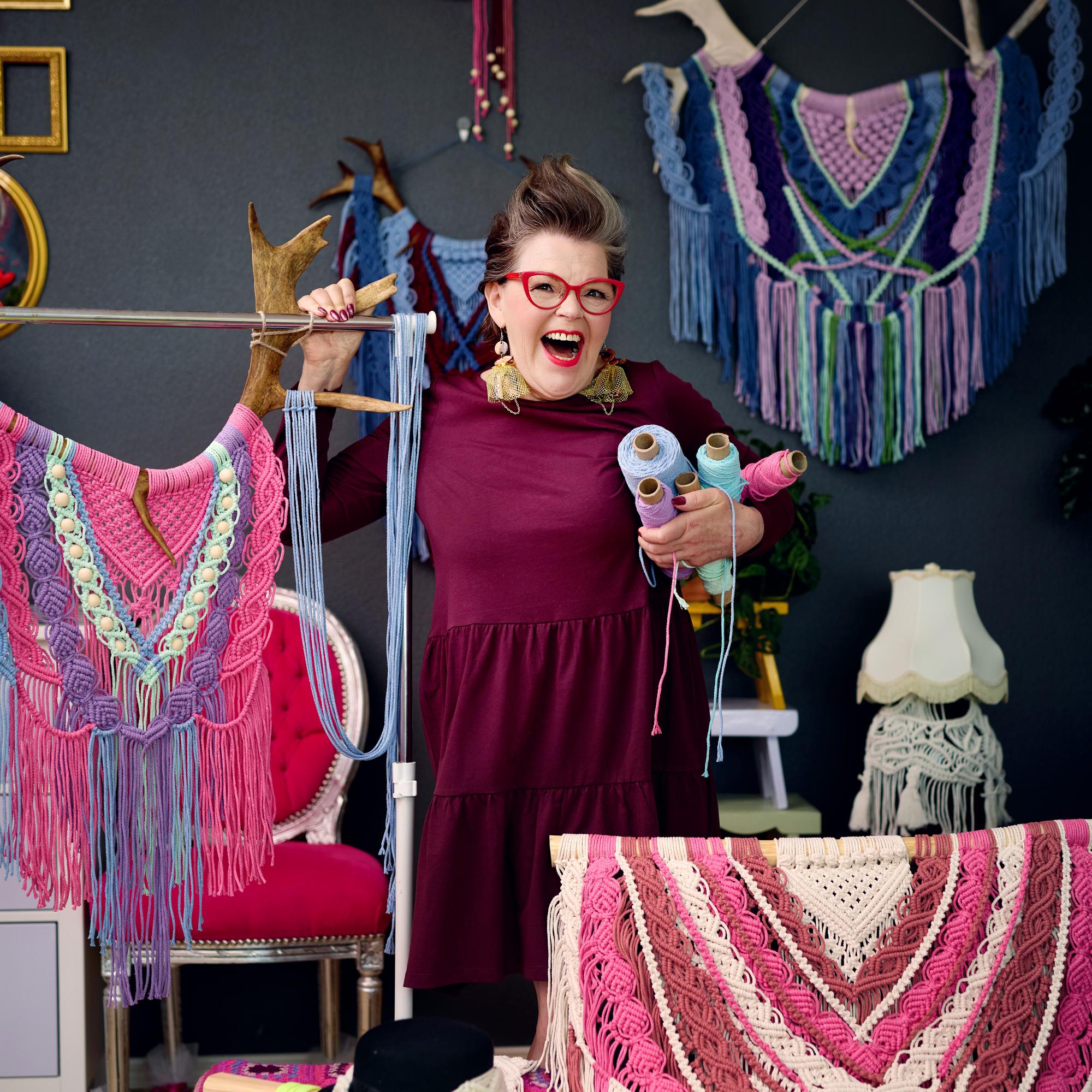 Kotivinkki on lehti oman elämänsä hurahtajille! Tapaa Kirsi, joka keksi yhdistää makrameesolmut ja poronsarvet – ja tekee nyt omannäköistä taidetta 