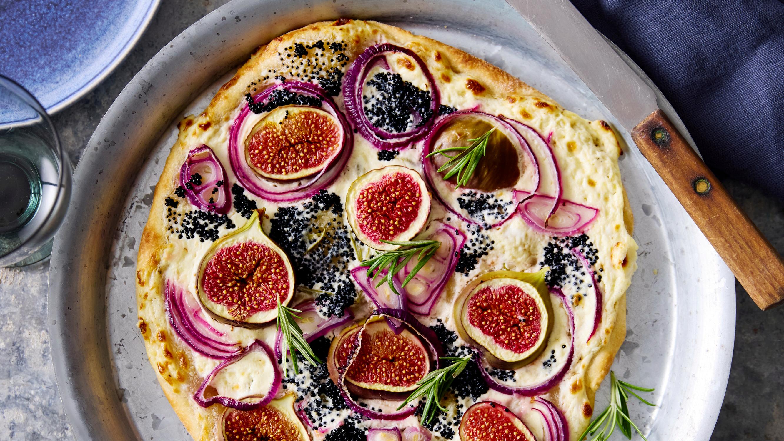 Merileväkaviaari-liekkipiiras – näyttävä ja täyttävä herkku hurmaa illanistujaisissa