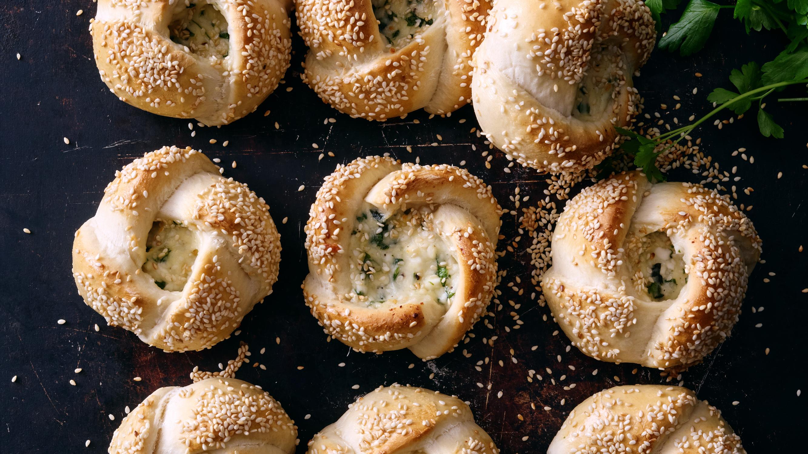 Kolmen juuston sämpylät – taittele ja täytä mehevät lämpimäiset uudella tavalla