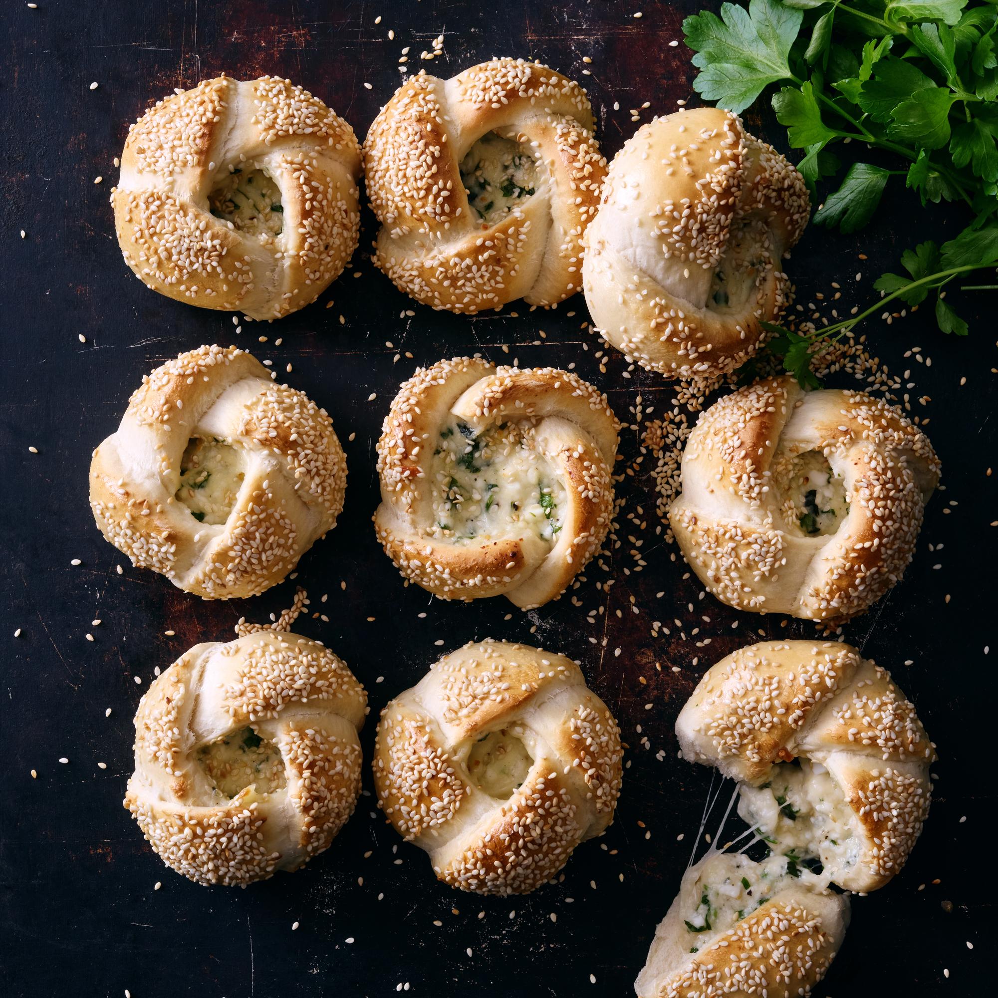 Kolmen juuston sämpylät – taittele ja täytä mehevät lämpimäiset uudella tavalla