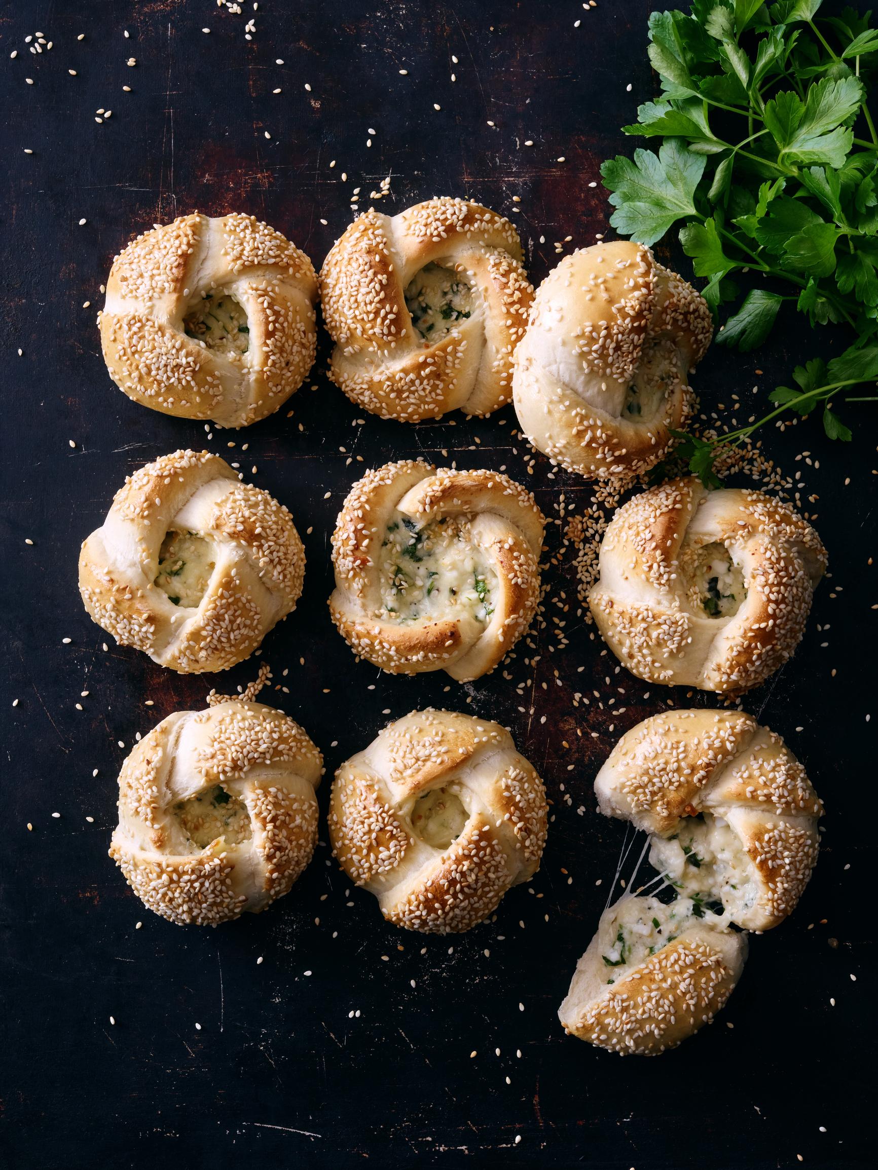 Kolmen juuston sämpylät – taittele ja täytä mehevät lämpimäiset uudella tavalla