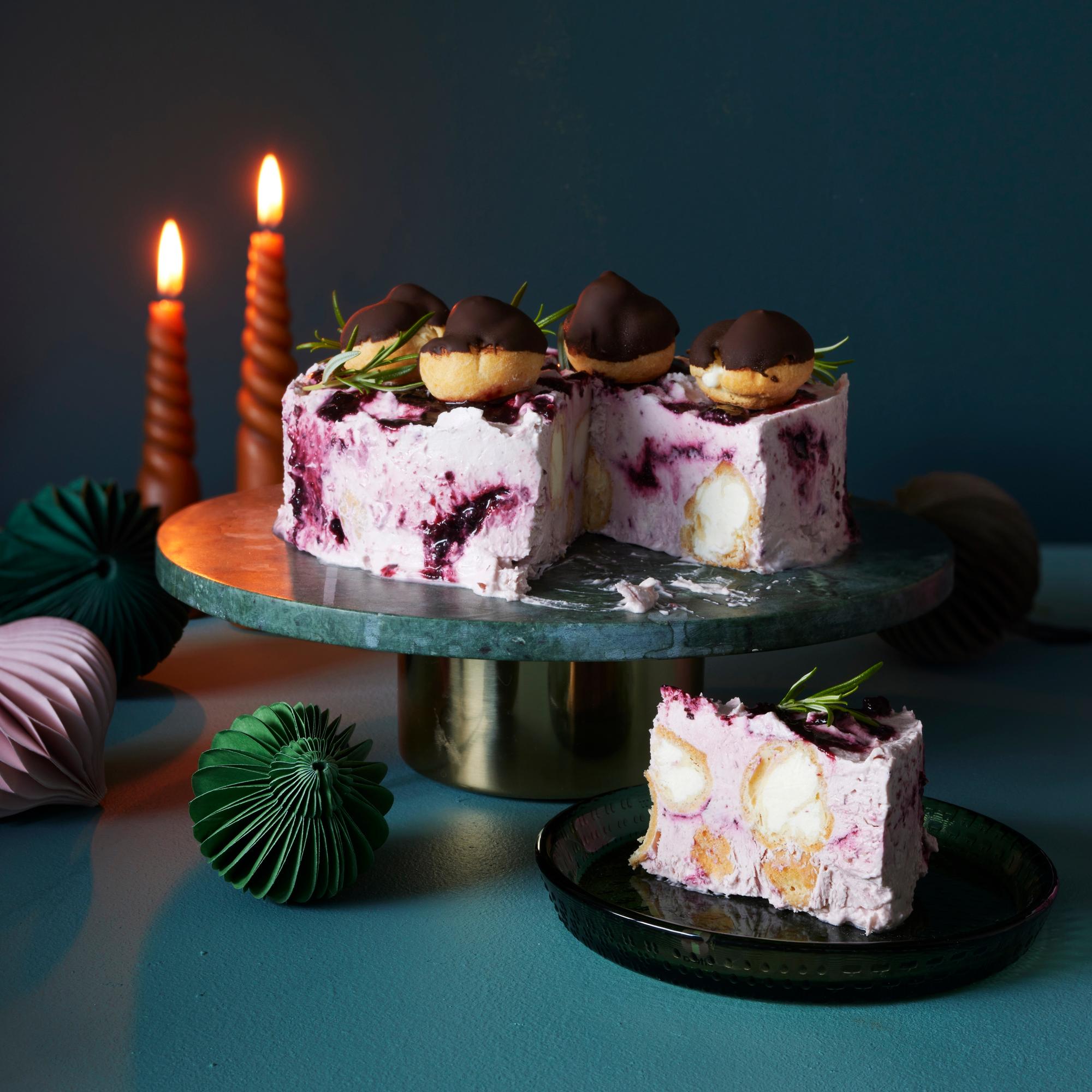 Tuulihattu-kirsikkajäädykkeen juju on sen sisälle upotetut kermatäytteiset pallurat – kuin haukkaisi suloisen kirpeää pilveä!