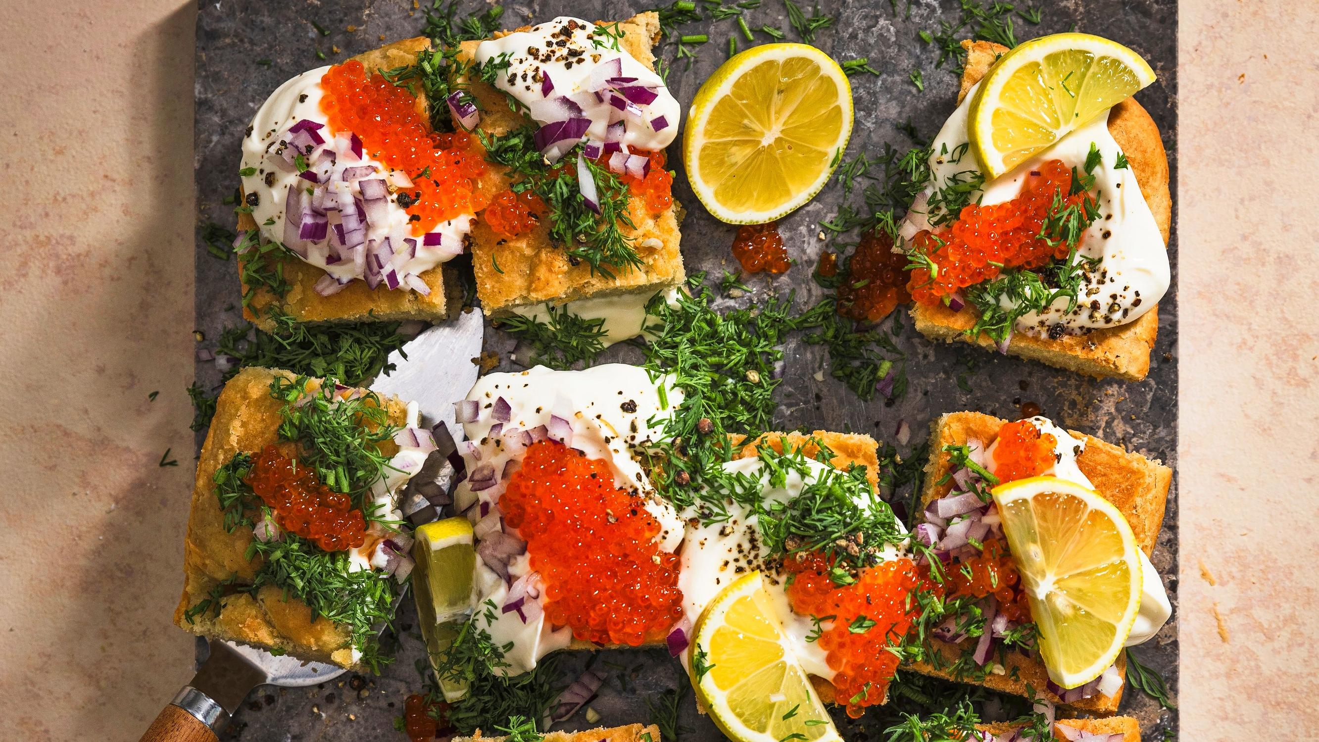 Blinifocaccia yhdistää kaksi herkkua – paista focaccia uunissa ja kasaa päälle klassiset blinitäytteet