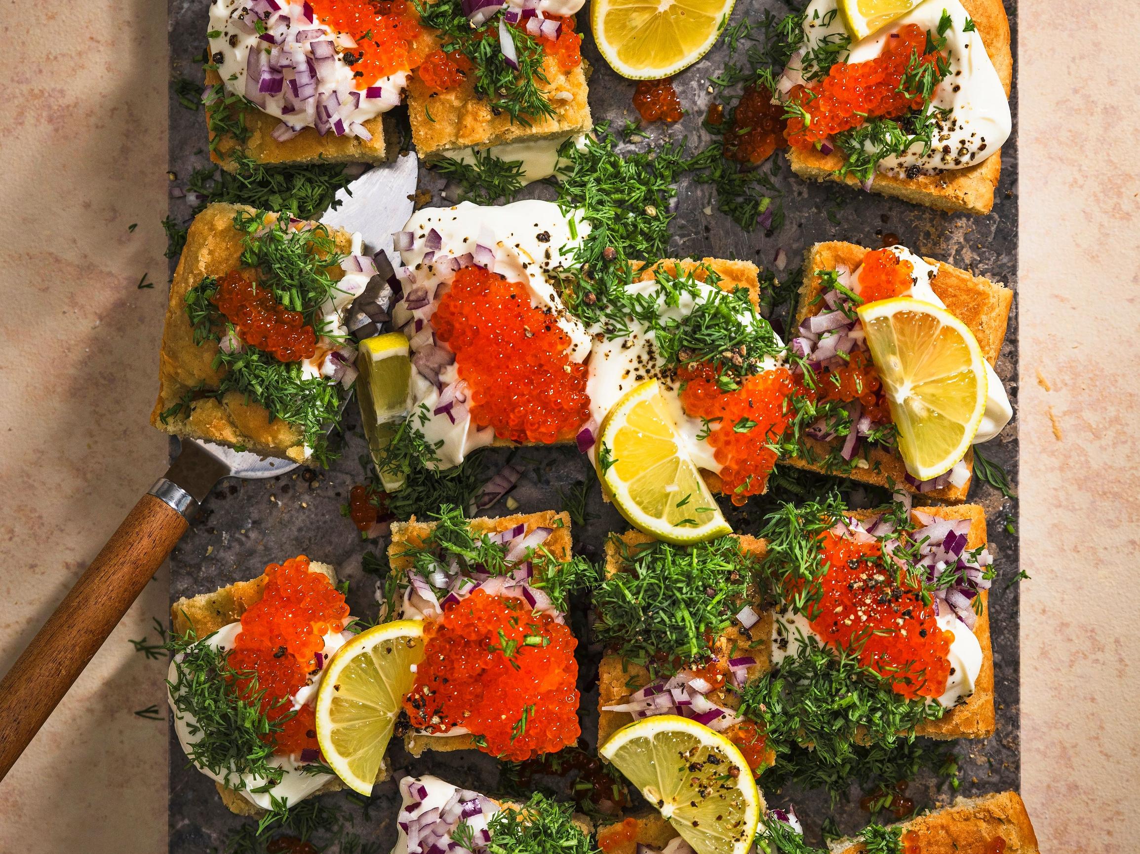 Blinifocaccia yhdistää kaksi herkkua – paista focaccia uunissa ja kasaa päälle klassiset blinitäytteet