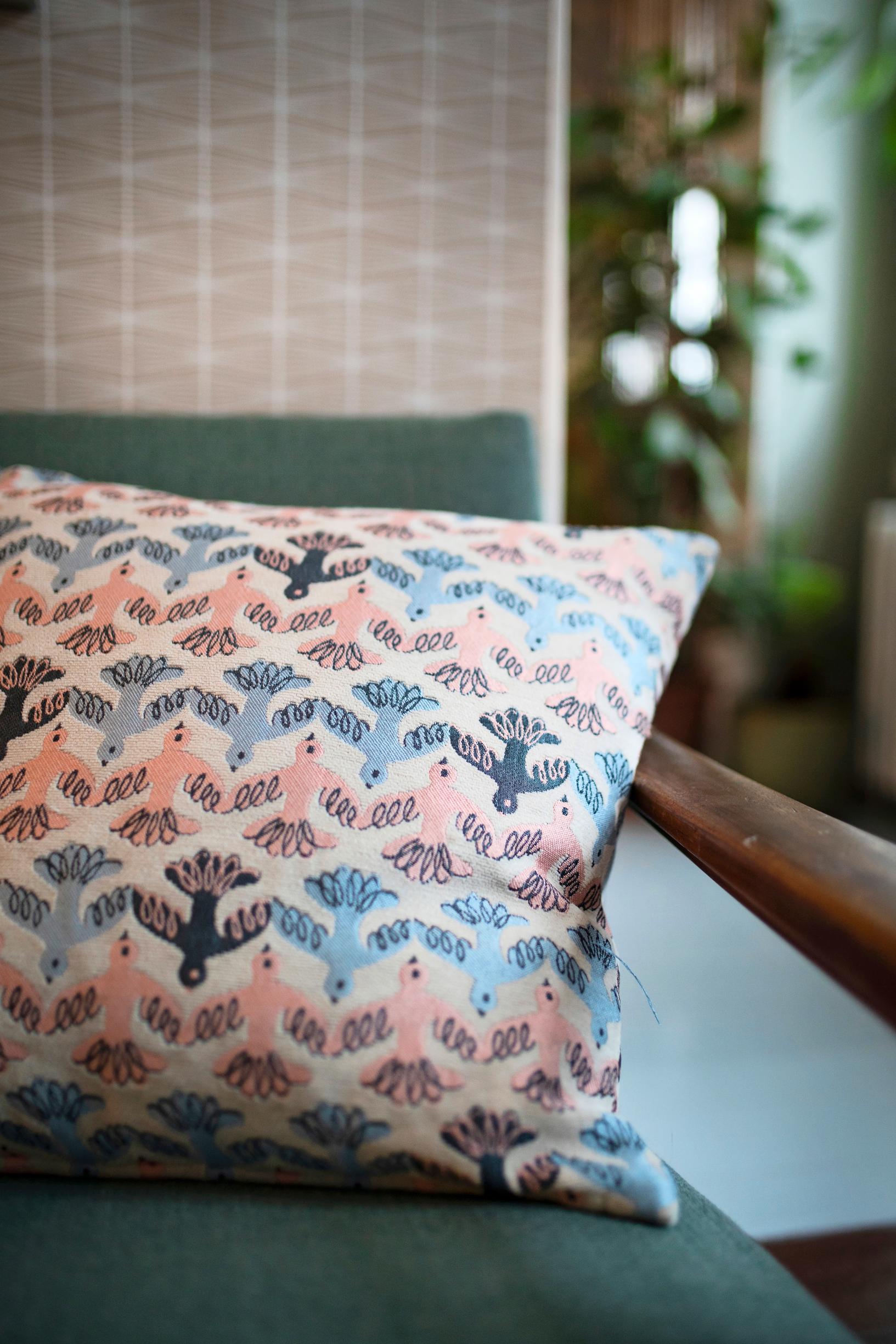 Tyynyssä on Jennan Finlaysonille piirtämä Muutto-kuosi.