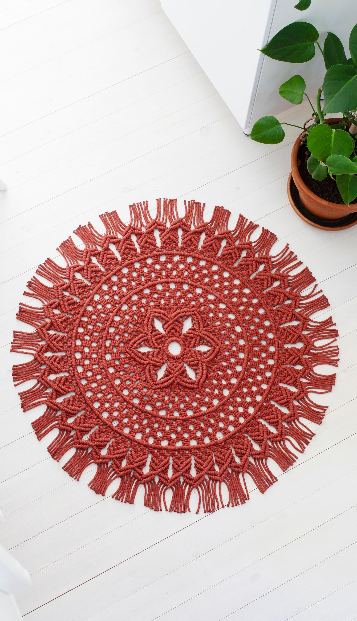 Pyöreä makrameematto – spiraalina solmeiltua mattoa koristaa kaunis kukkakuvio