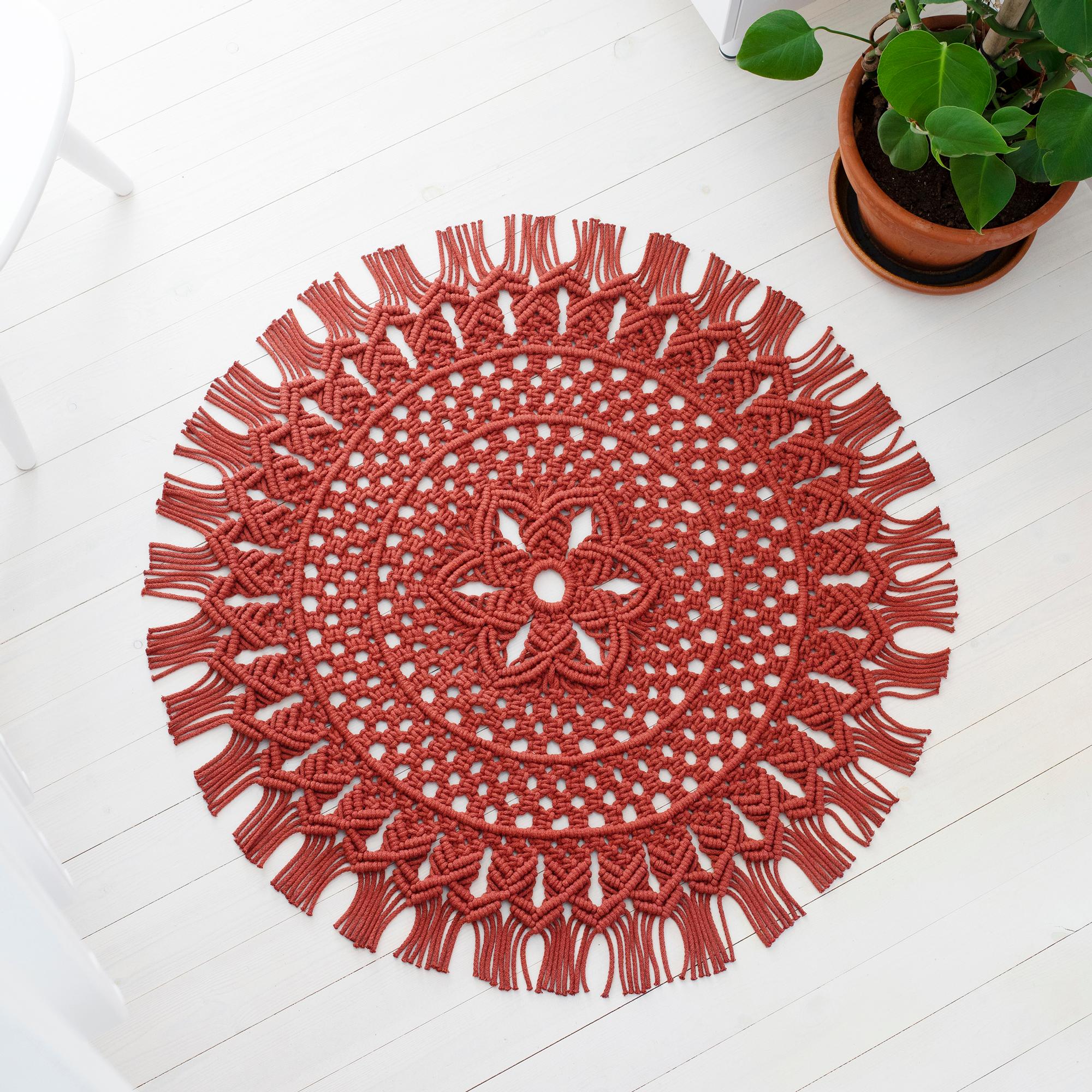 Pyöreä makrameematto – spiraalina solmeiltua mattoa koristaa kaunis kukkakuvio