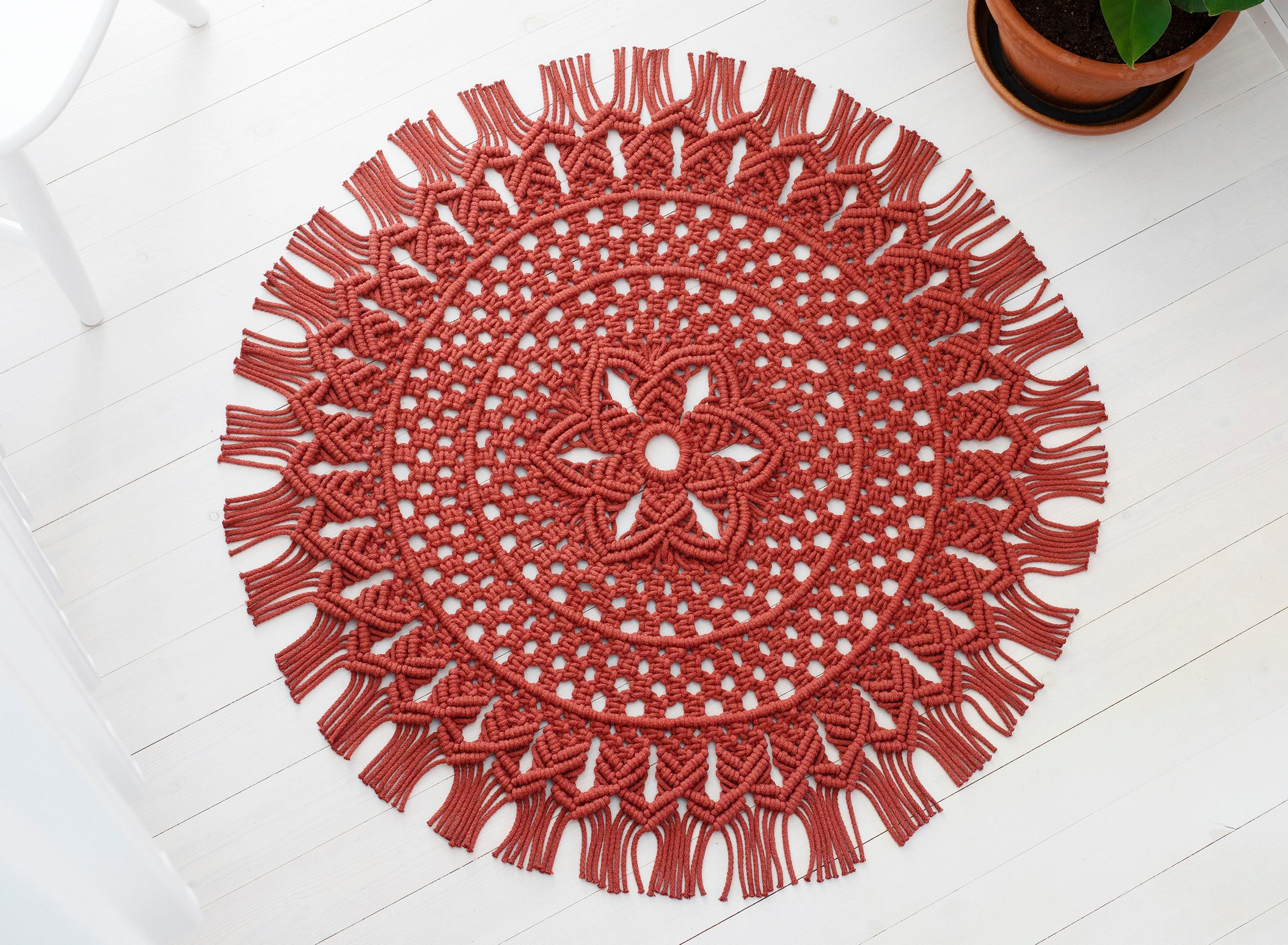 Pyöreä makrameematto – spiraalina solmeiltua mattoa koristaa kaunis kukkakuvio