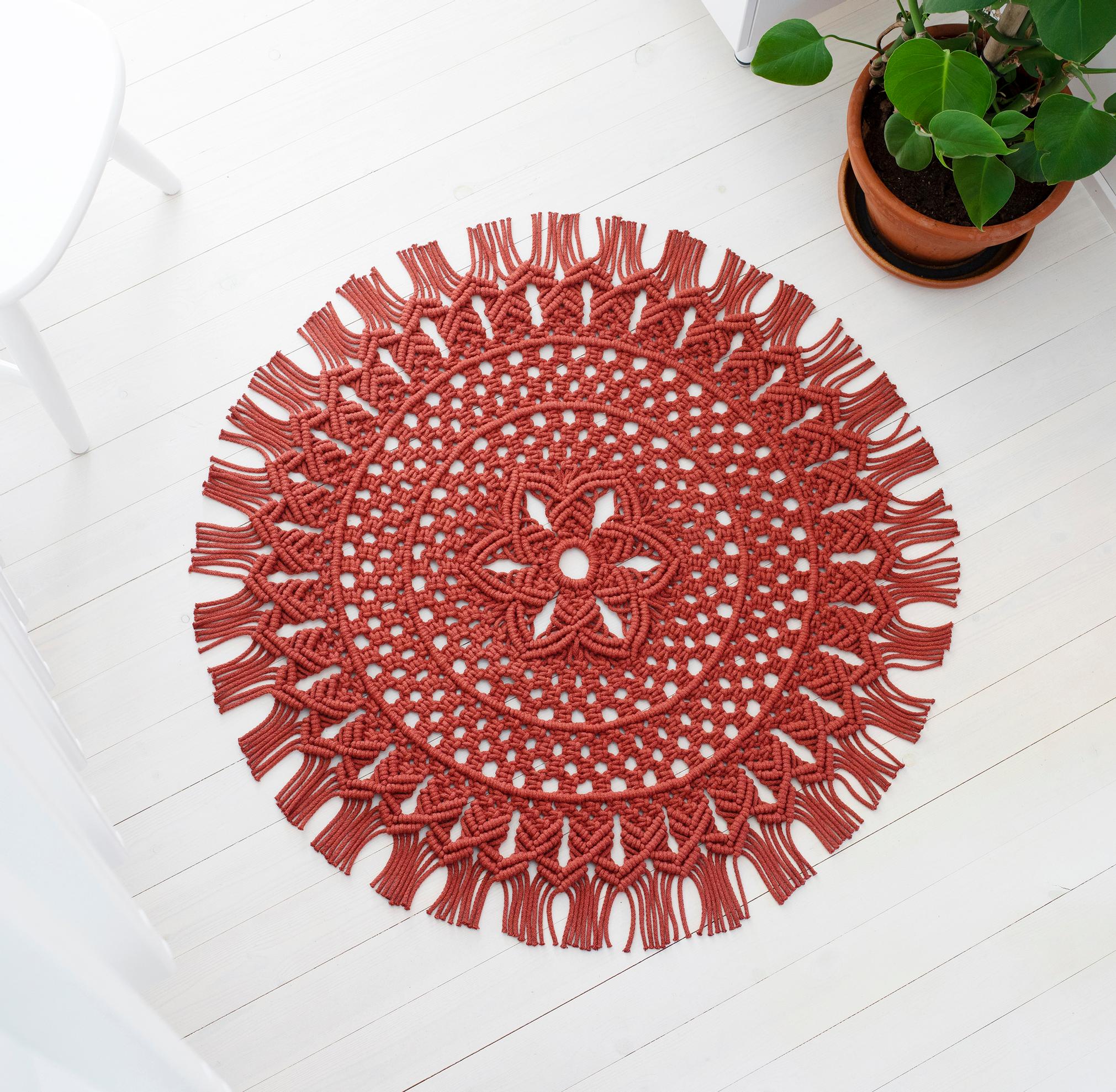 Pyöreä makrameematto – spiraalina solmeiltua mattoa koristaa kaunis kukkakuvio