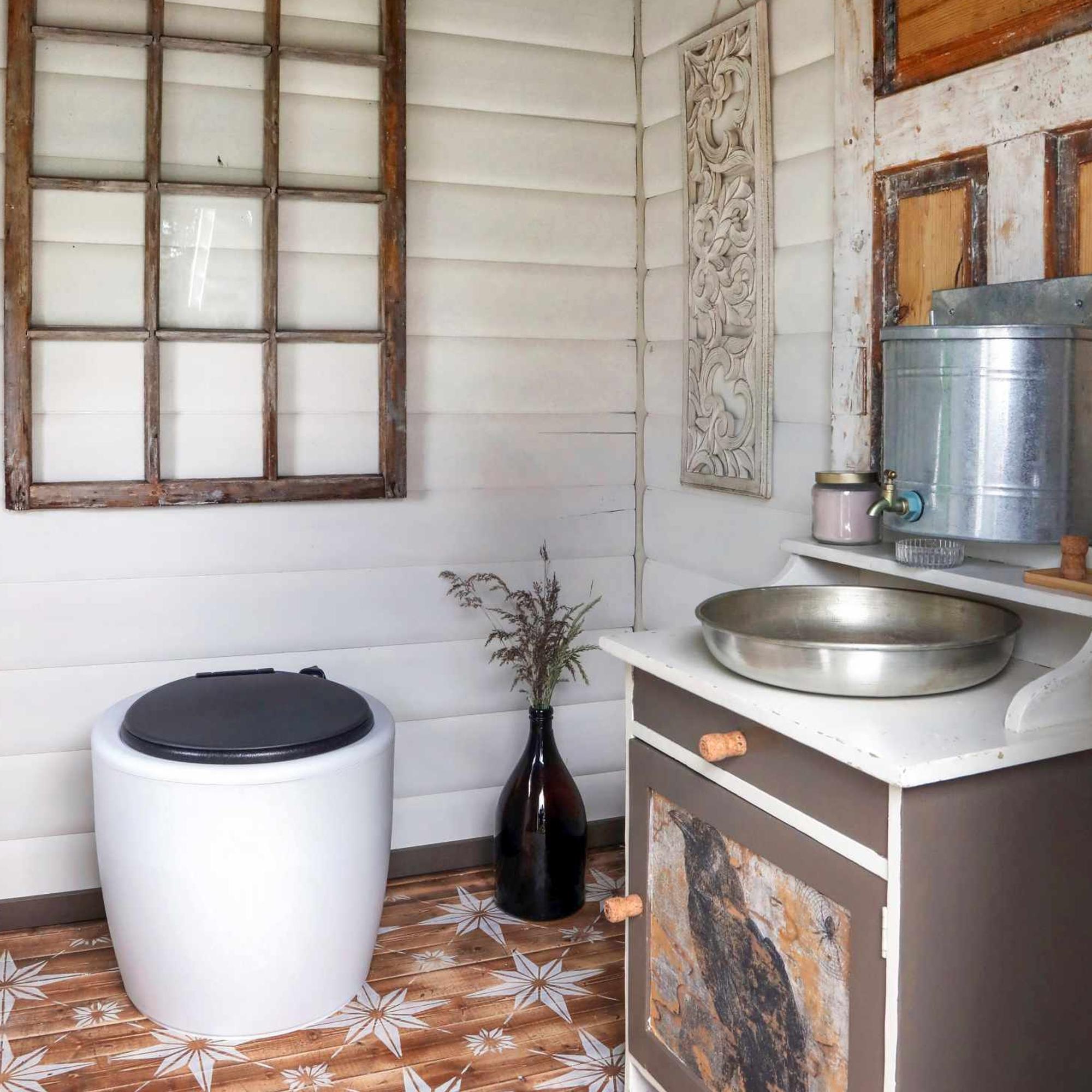 Tässä huussissa on tyyliä! Teresan ja Petrin pikkula on täynnä kekseliäitä kierrätysideoita