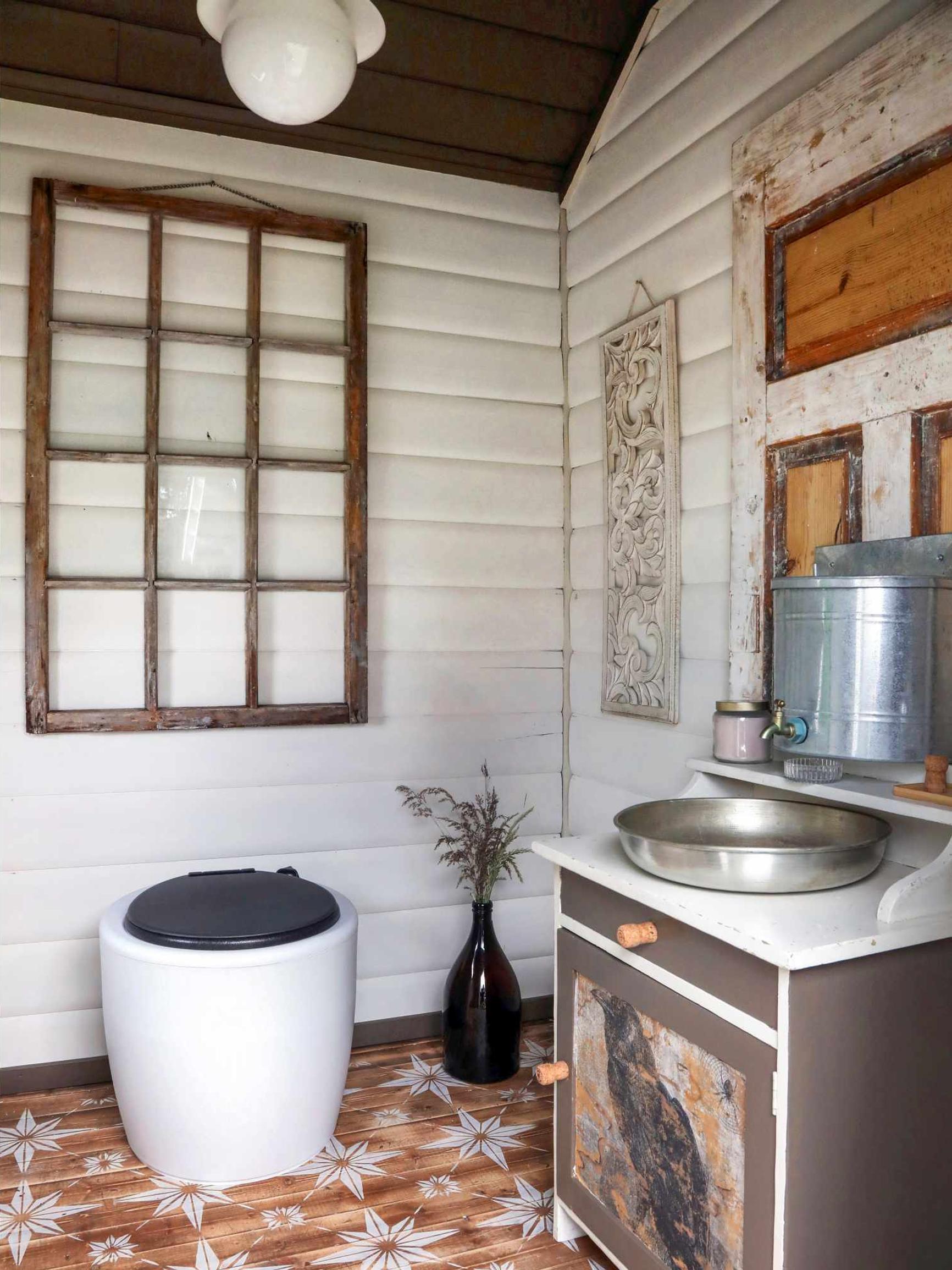 Tässä huussissa on tyyliä! Teresan ja Petrin pikkula on täynnä kekseliäitä kierrätysideoita