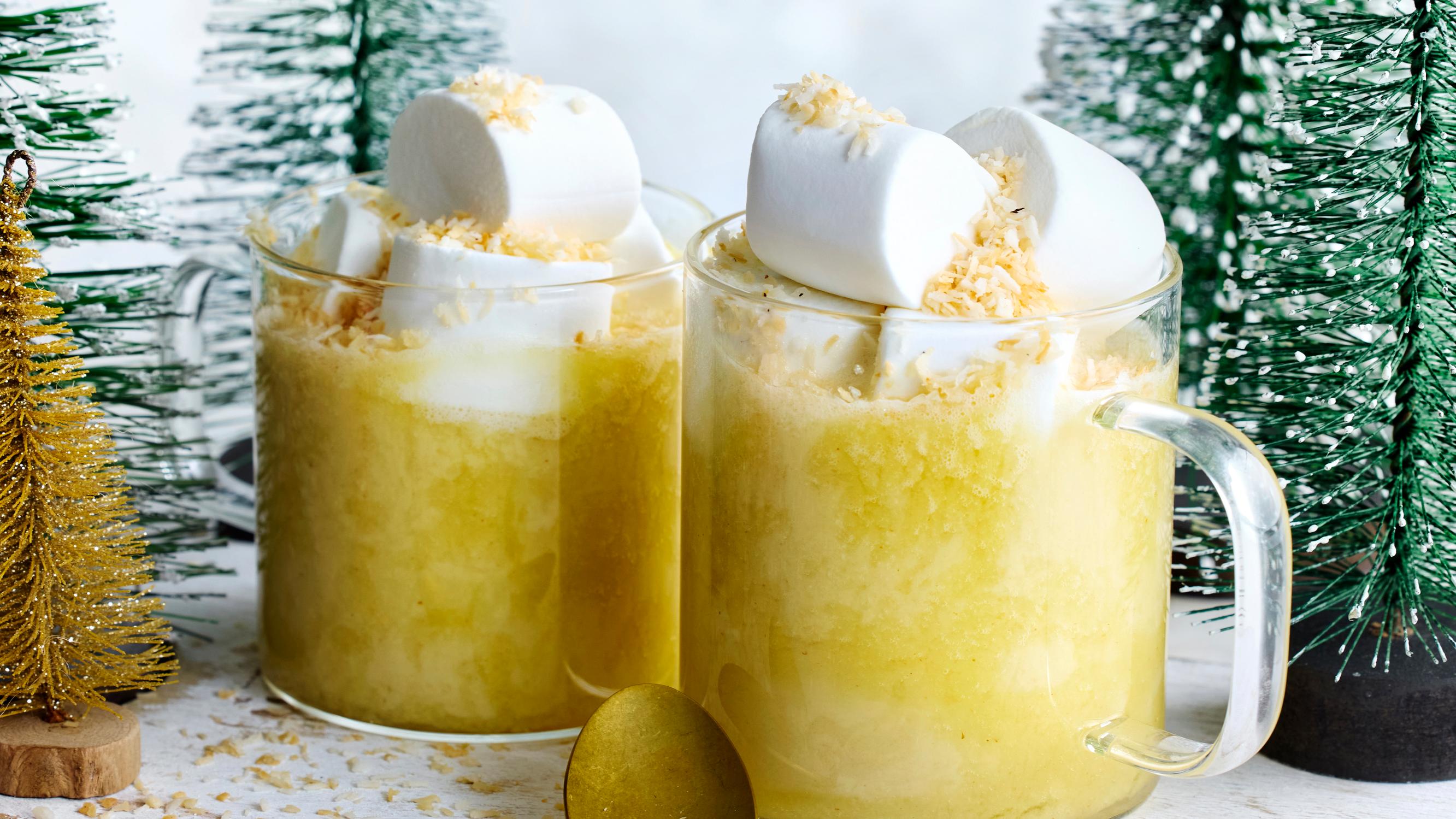 Rommirusinatoti on kuin jälkiruoka – kermaista kookosta, makeita rusinoita ja iso kasa vaahtokarkkeja