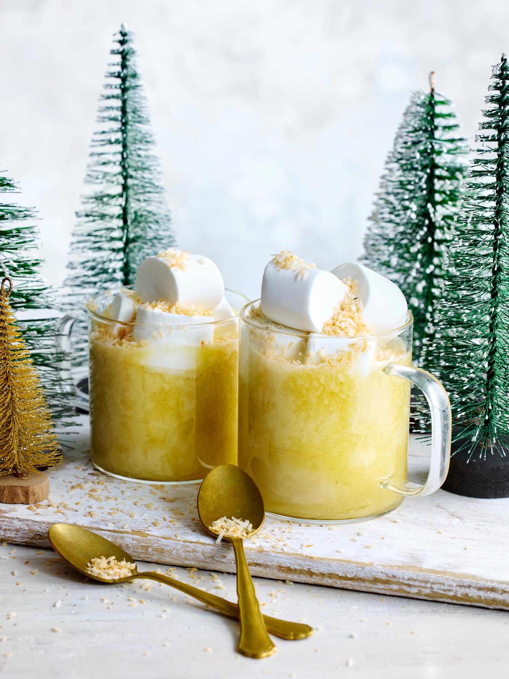 Rommirusinatoti on kuin jälkiruoka – kermaista kookosta, makeita rusinoita ja iso kasa vaahtokarkkeja