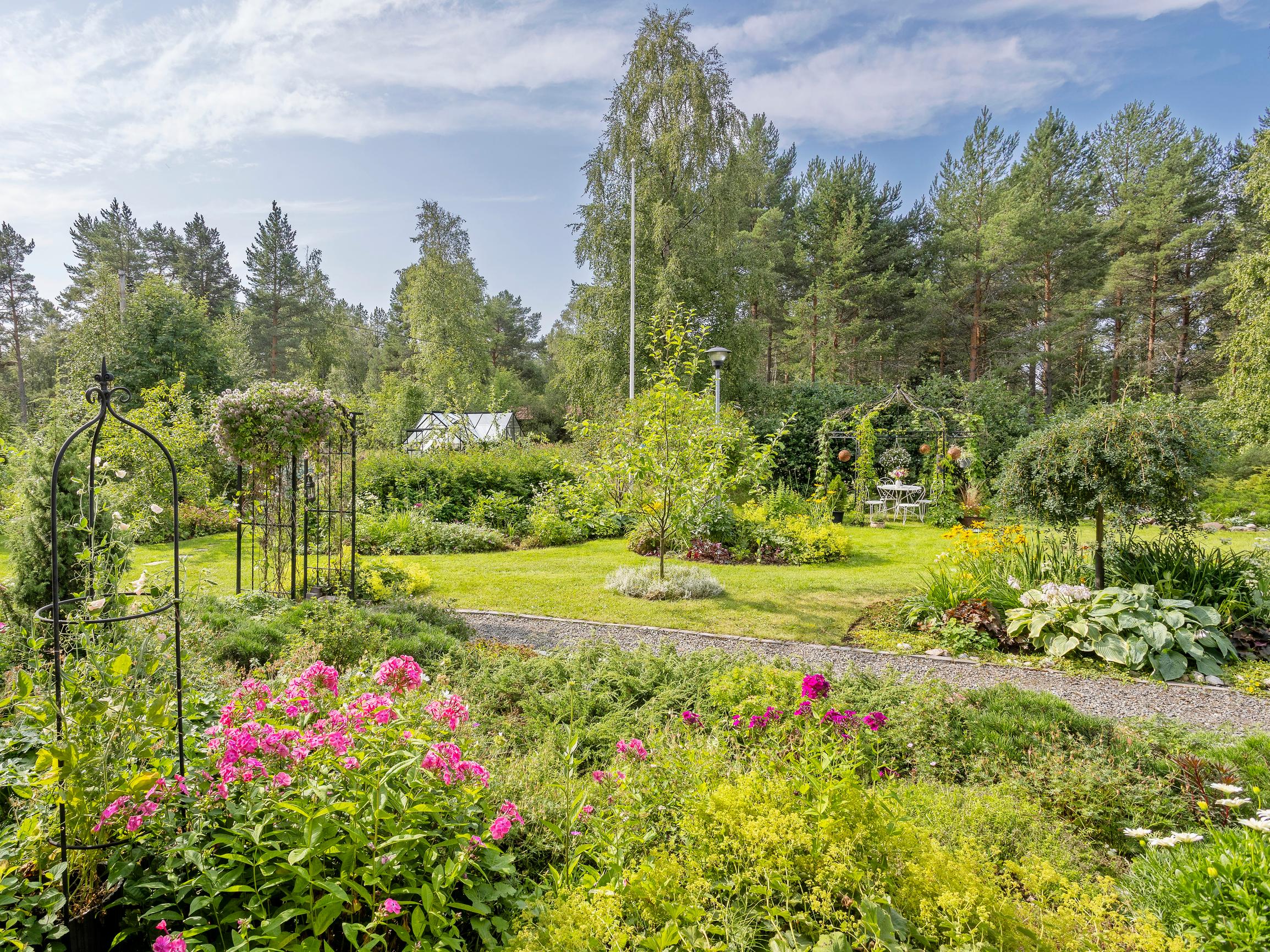 Anne ja Ari tietävät, miten pihasta saa rehevän muutamassa vuodessa – ja miten tehdään superhelppo liuskekivipolku
