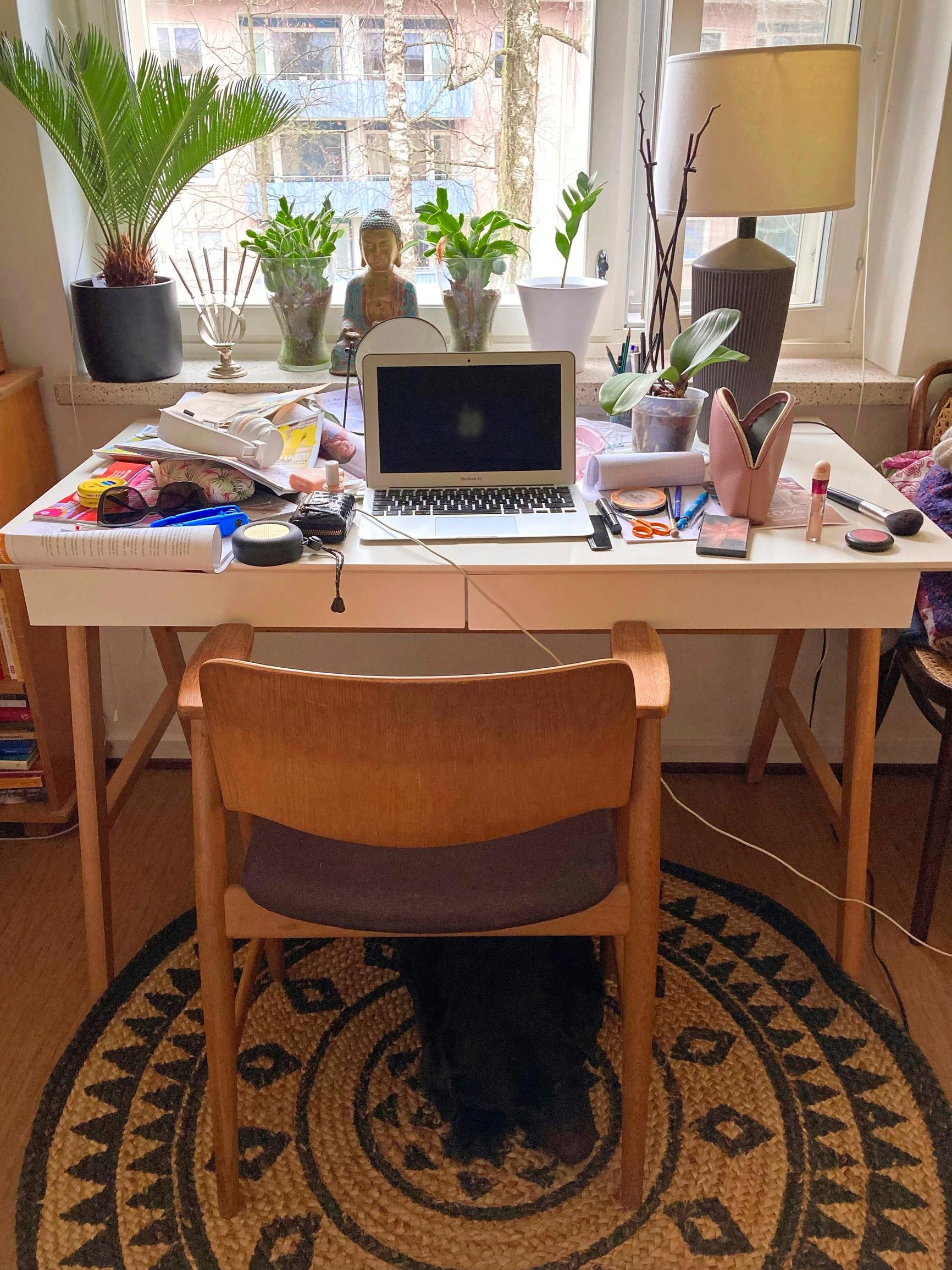 työpöytä täynnä tavaraa