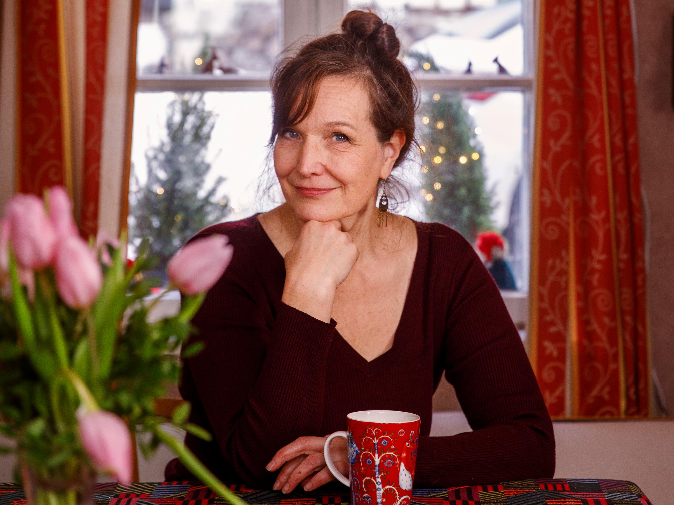 Uusien talojen verhottomat ikkunat paljastavat ehkä liikaakin – silti ikkunoidenkatselukävely on mielipuuhaani 