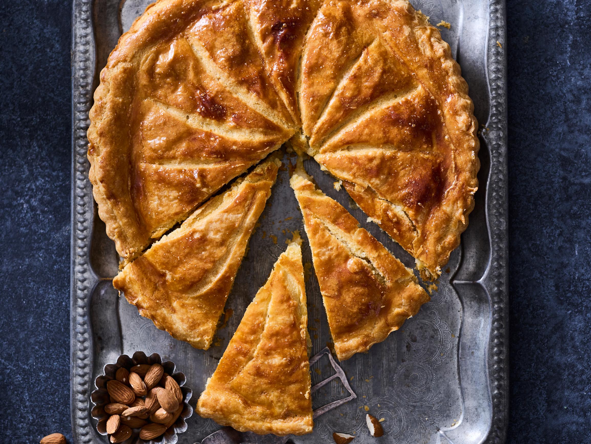 Mikä ihmeen kuninkaiden torttu eli Galette des rois? Ranskalainen loppiais­kakku sisältää havitellun yllätyksen