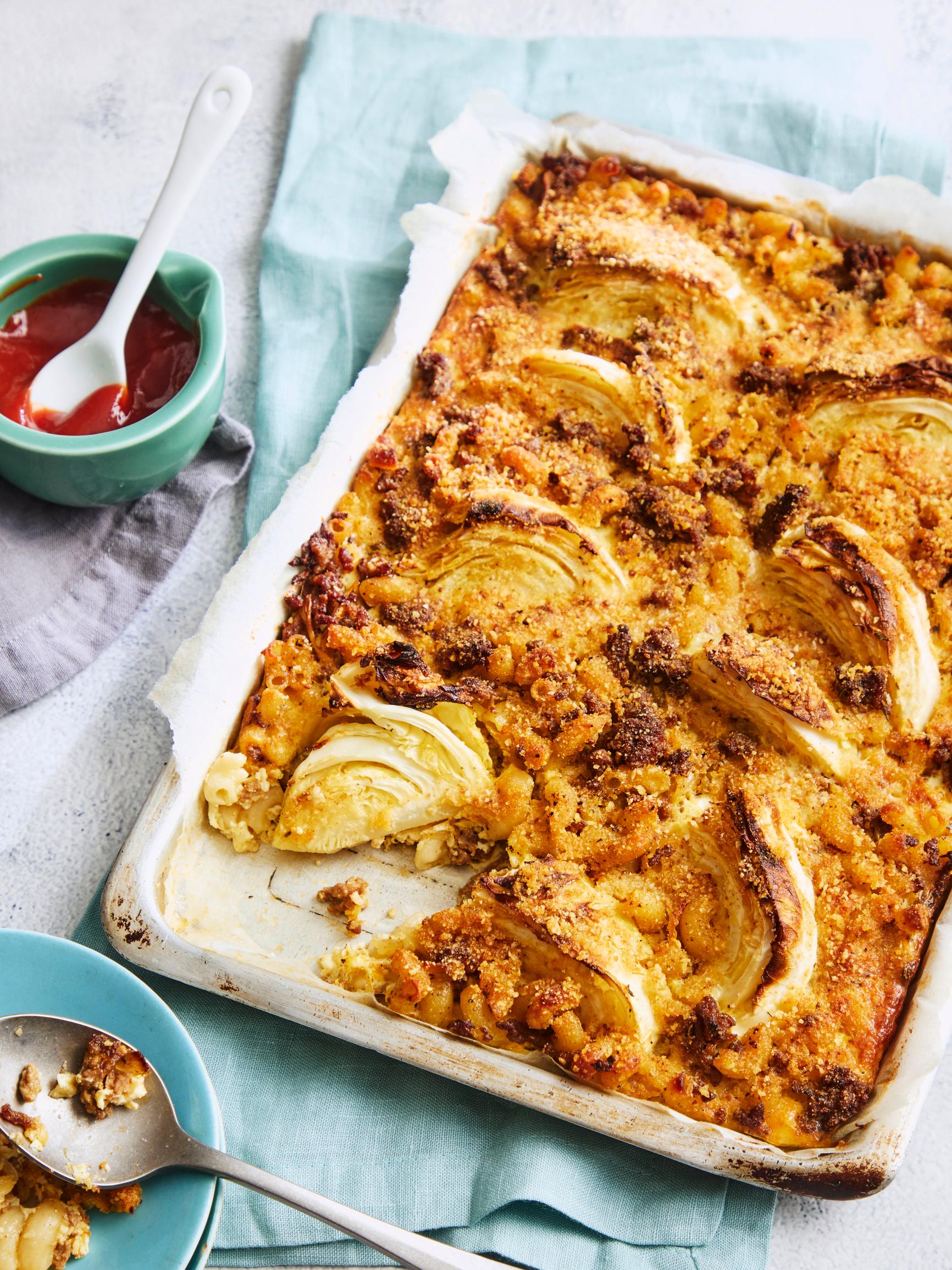 Makaroni-kaalilaatikko pellillä – kahden klassikon yhdistelmässä on rutkasti makua ja rapeaa pintaa