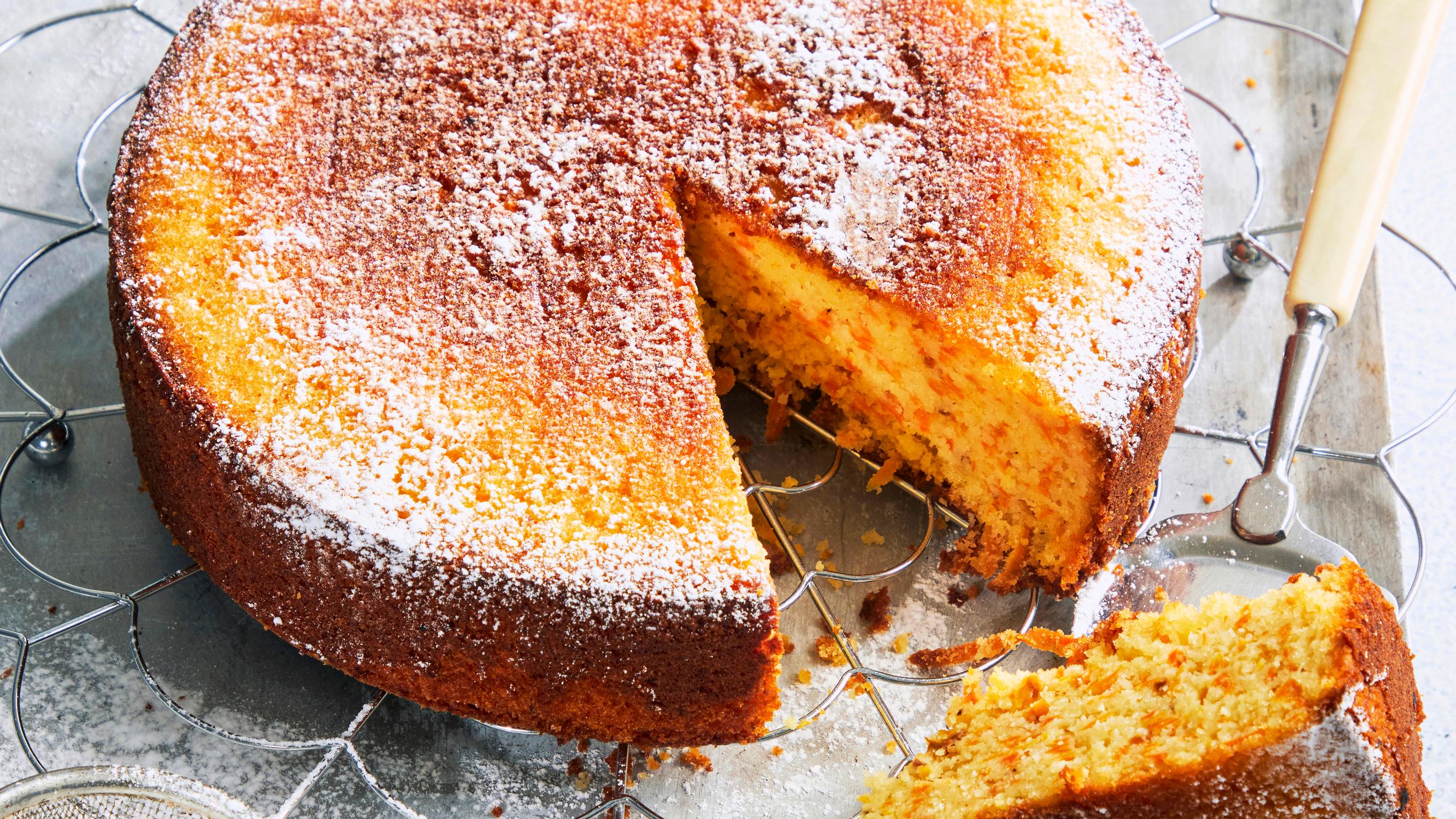 Italialainen porkkanakakku saa koristuksekseen hienostuneen tomusokerihunnun