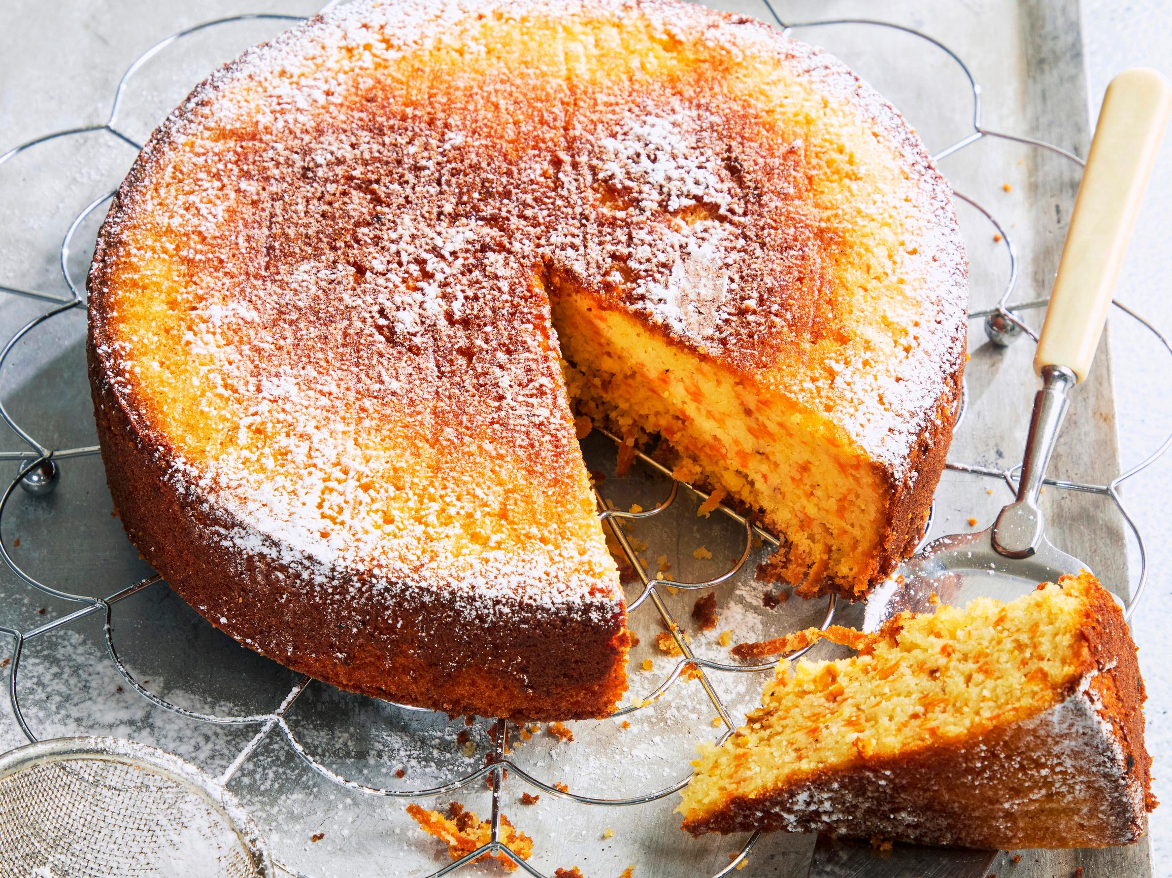 Italialainen porkkanakakku saa koristuksekseen hienostuneen tomusokerihunnun