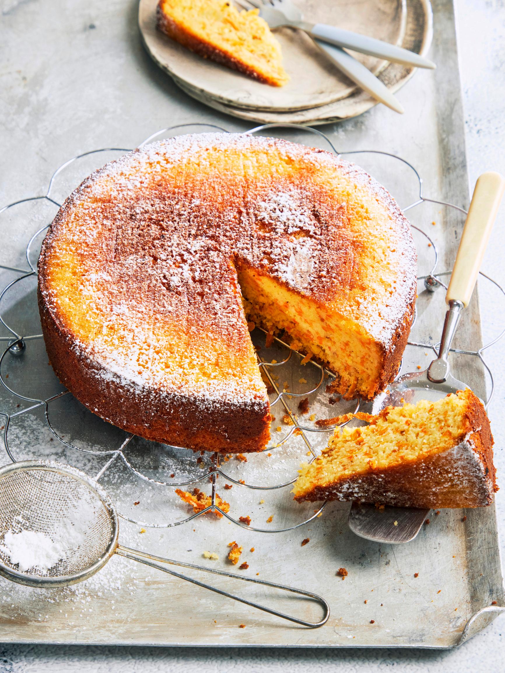 Italialainen porkkanakakku saa koristuksekseen hienostuneen tomusokerihunnun